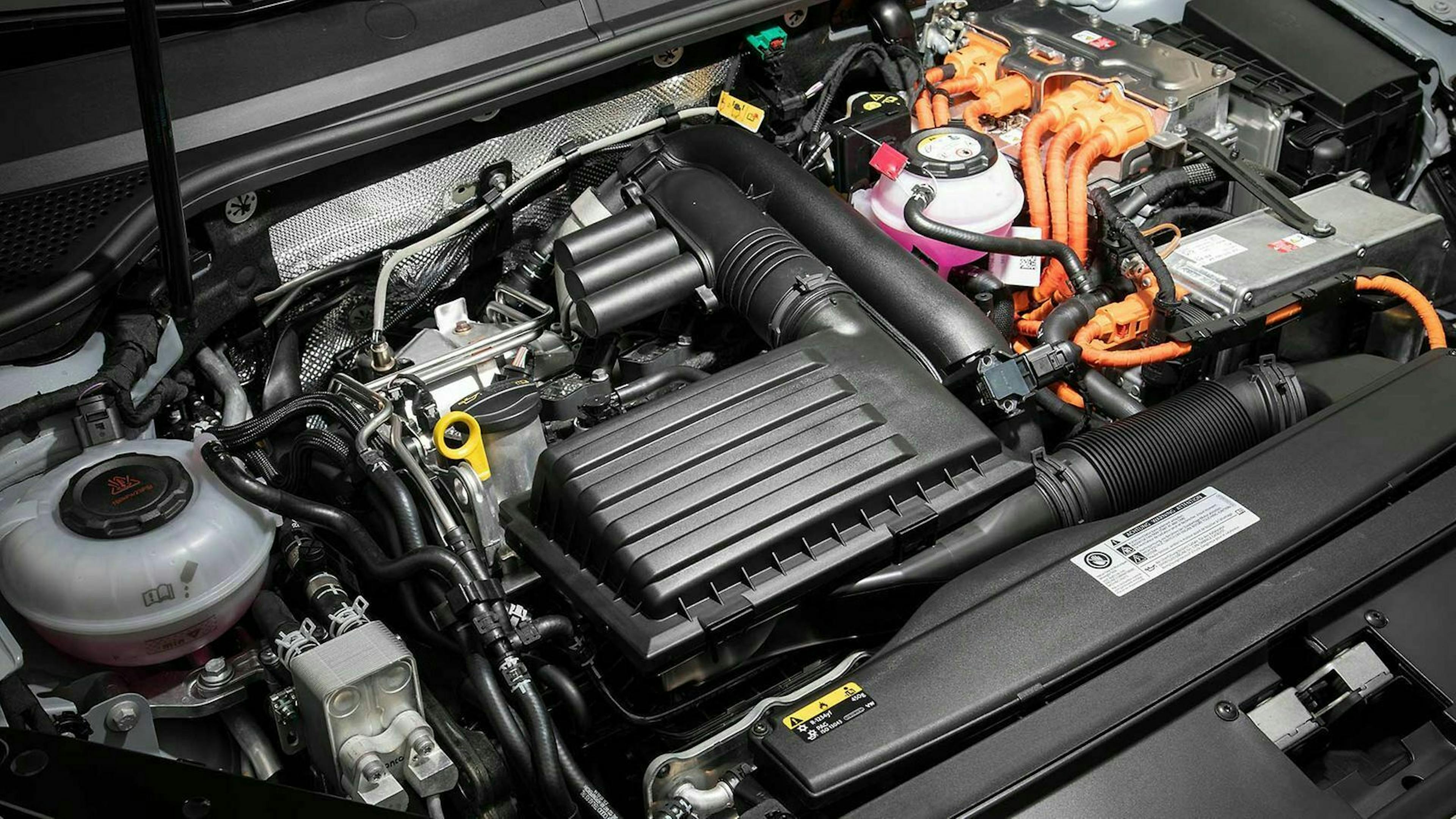 Beide Kombis werden von einem 1,4-Liter-Turbobenziner mit 156 PS, unterstützt durch einen 85 kW E-Motor, angetrieben