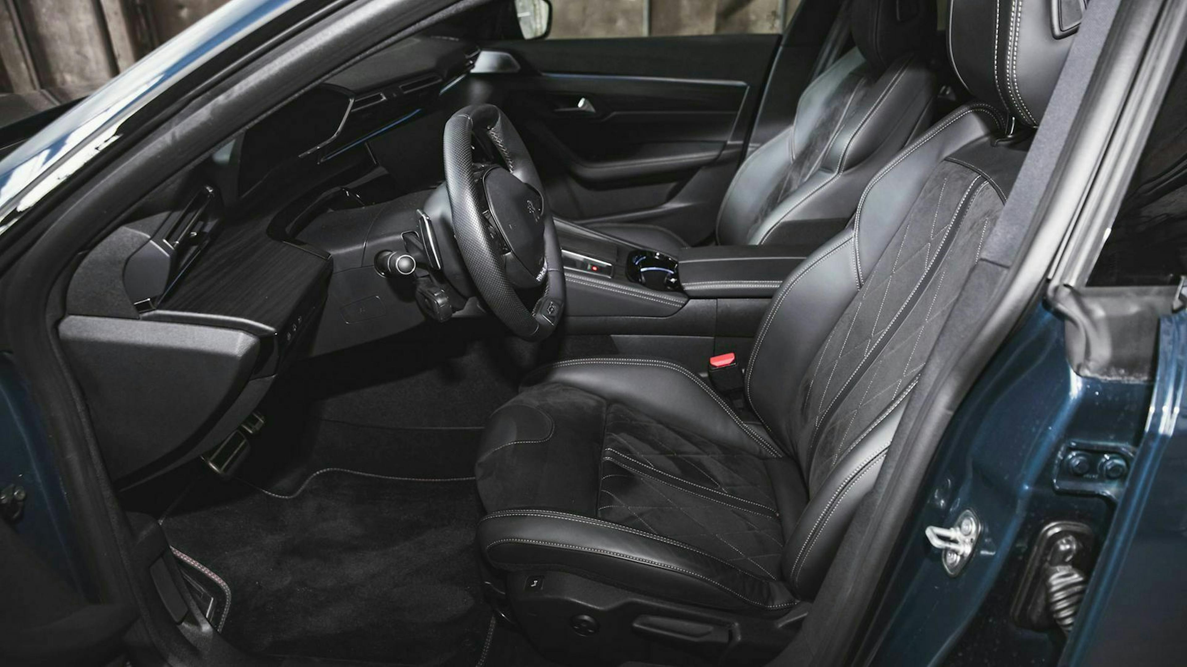 Im Peugeot 508 SW GT sitzt man serienmäßig auf schönen Sitzen mit Alcantara und Leder