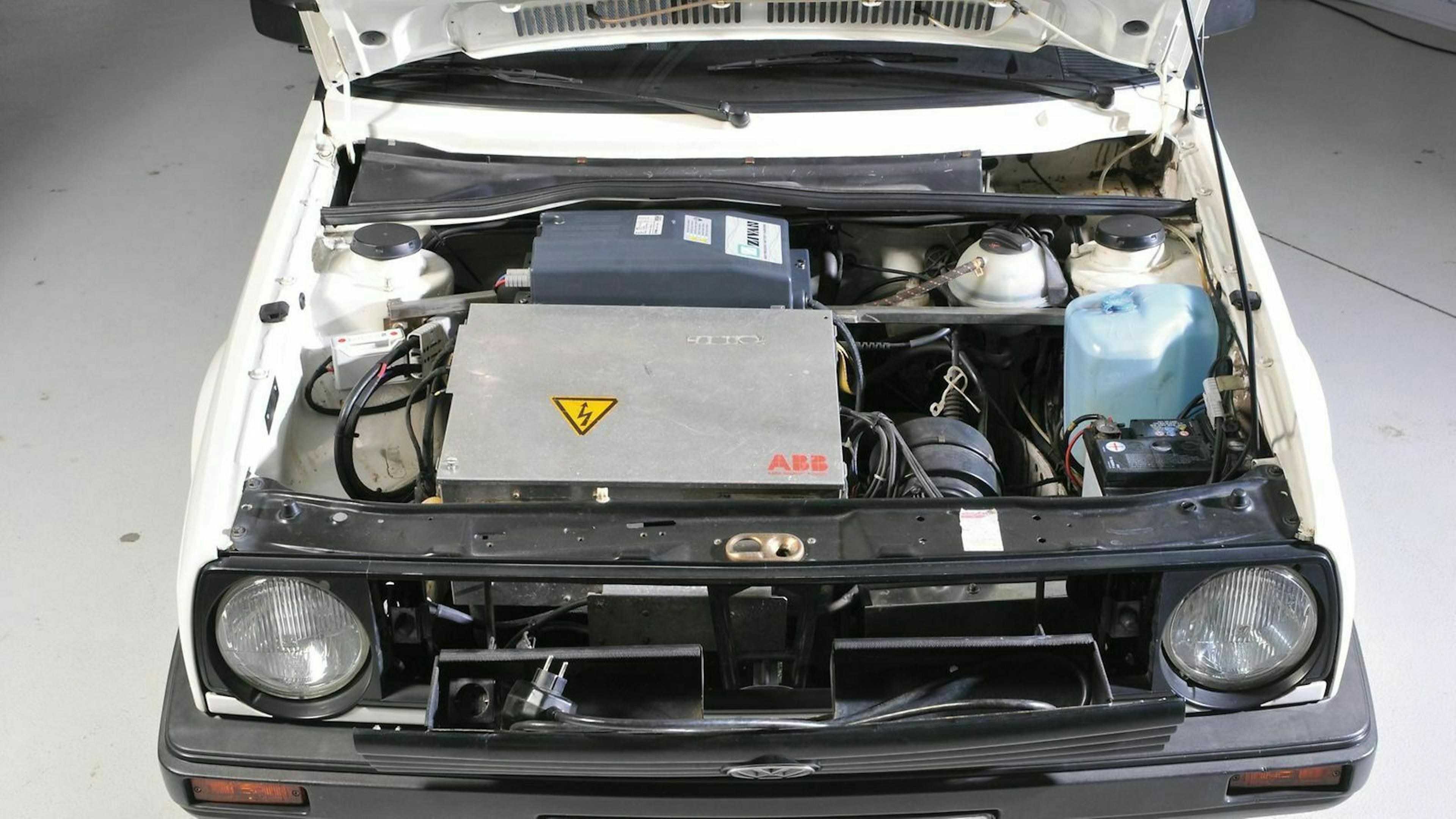 Zu sehen ist ein E-Motor im VW Golf II