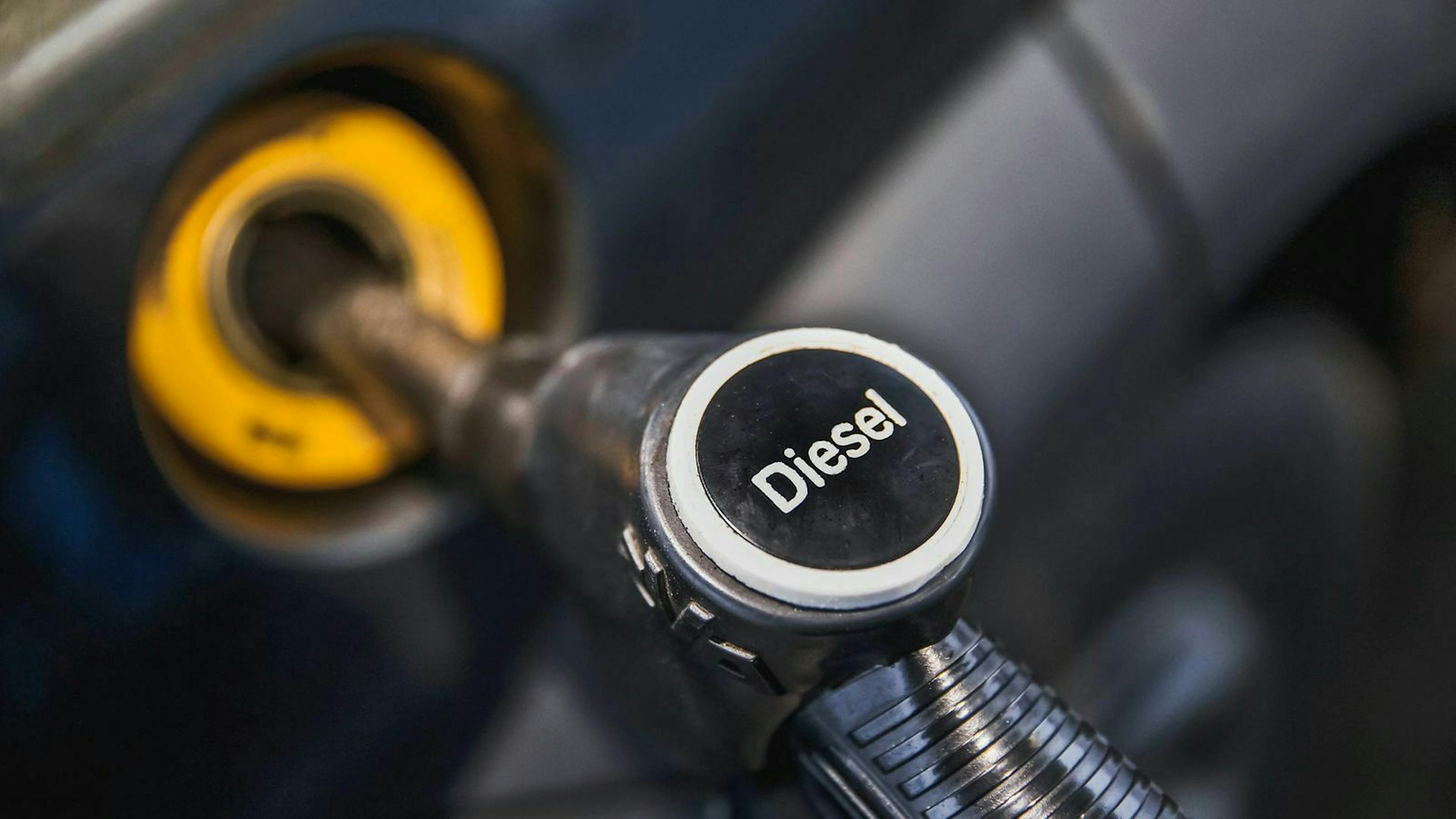 Bis zu fünf Prozent Rabatt beim Tanken sollst du mit den Kreditkarten an der Tankstelle bekommen.