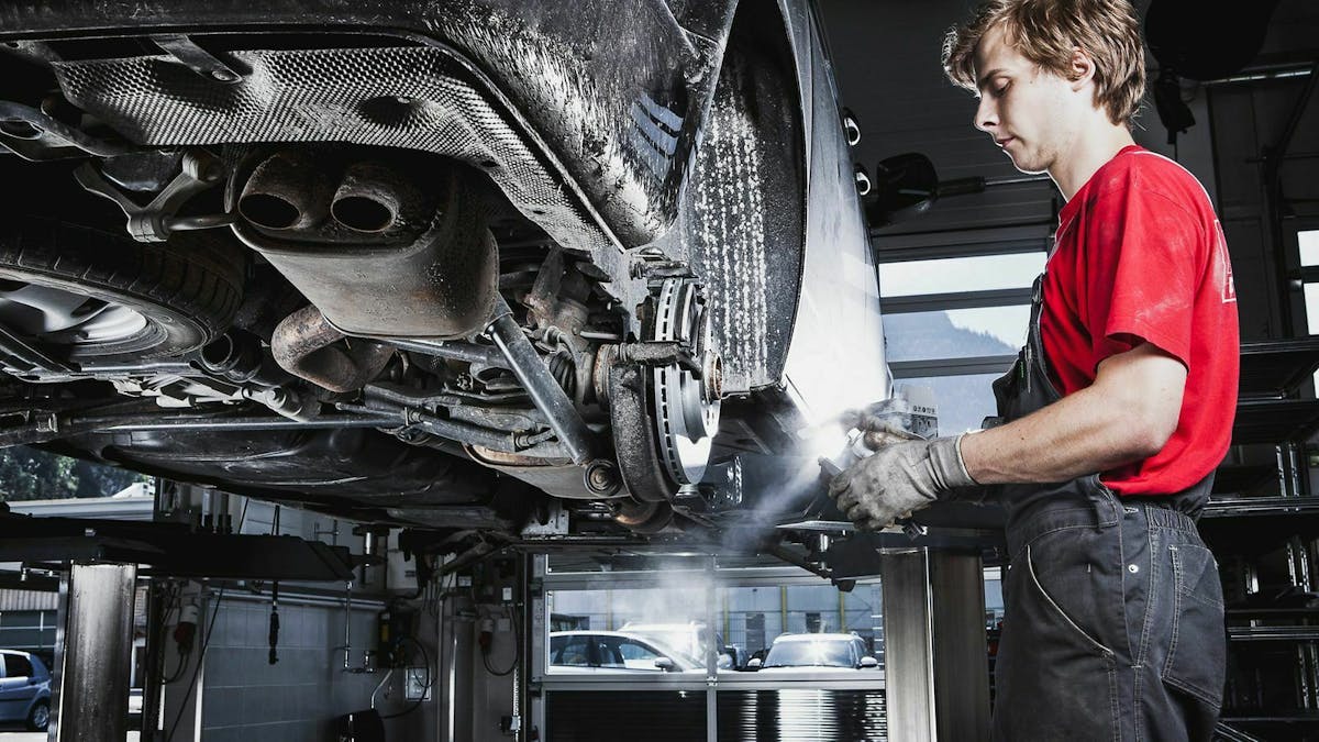 Die Gewährleistung verpflichtet den Autohändler Mängel zu beheben, die bereits vor Kauf bestanden.