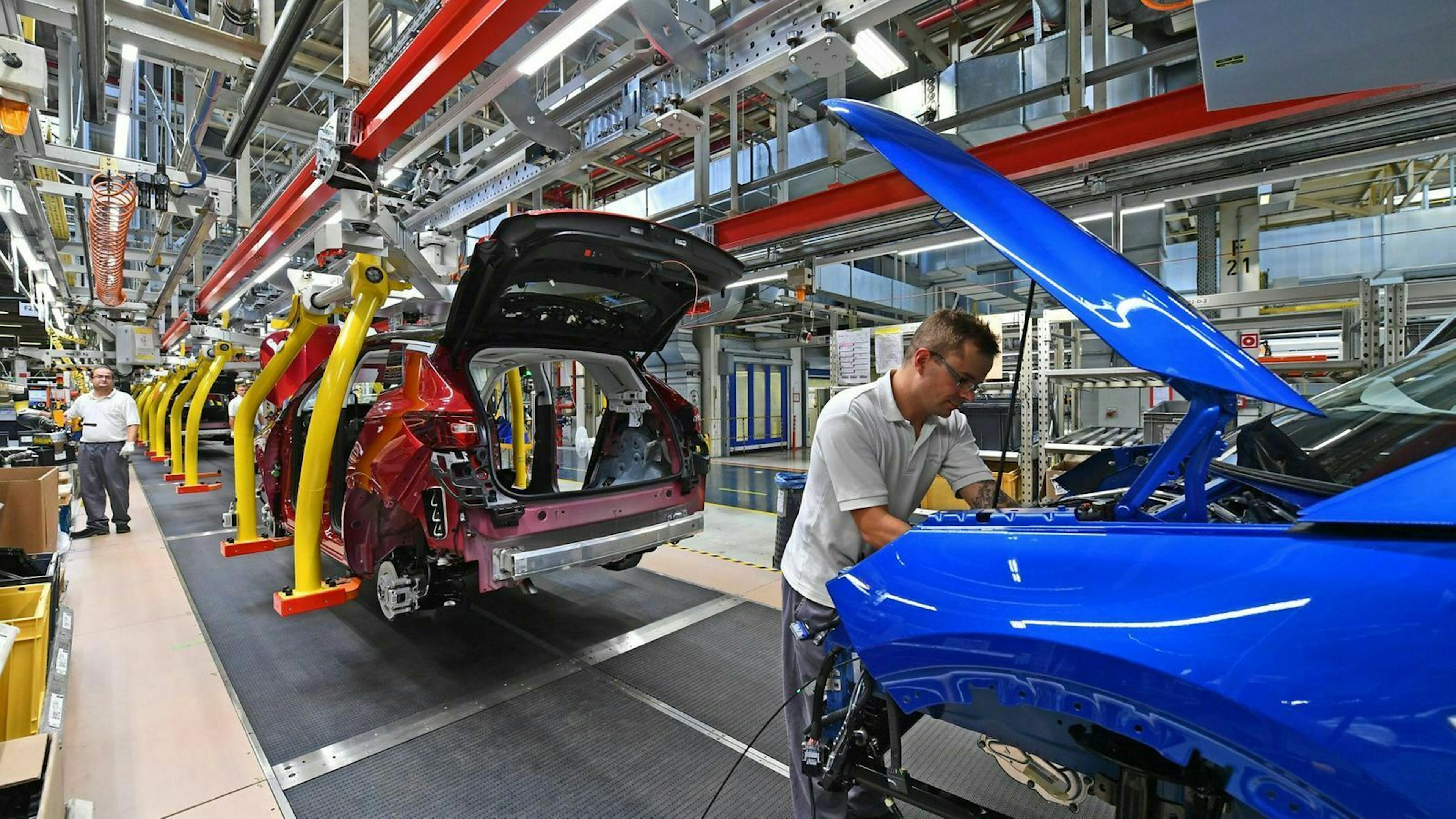 Zu sehen ist eine Autofabrik