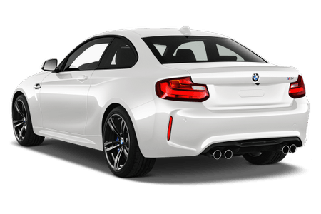 Weißer Sportwagen mit aerodynamischem Design, großen Felgen und vier Auspuffrohren, von schräg hinten aufgenommen.