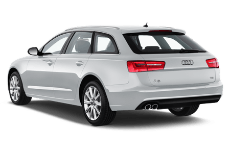 Silberner Audi Kombi von hinten, geparkt mit sichtbar glänzenden Rücklichtern und Auspuffrohren. Sportliches, elegantes Design.