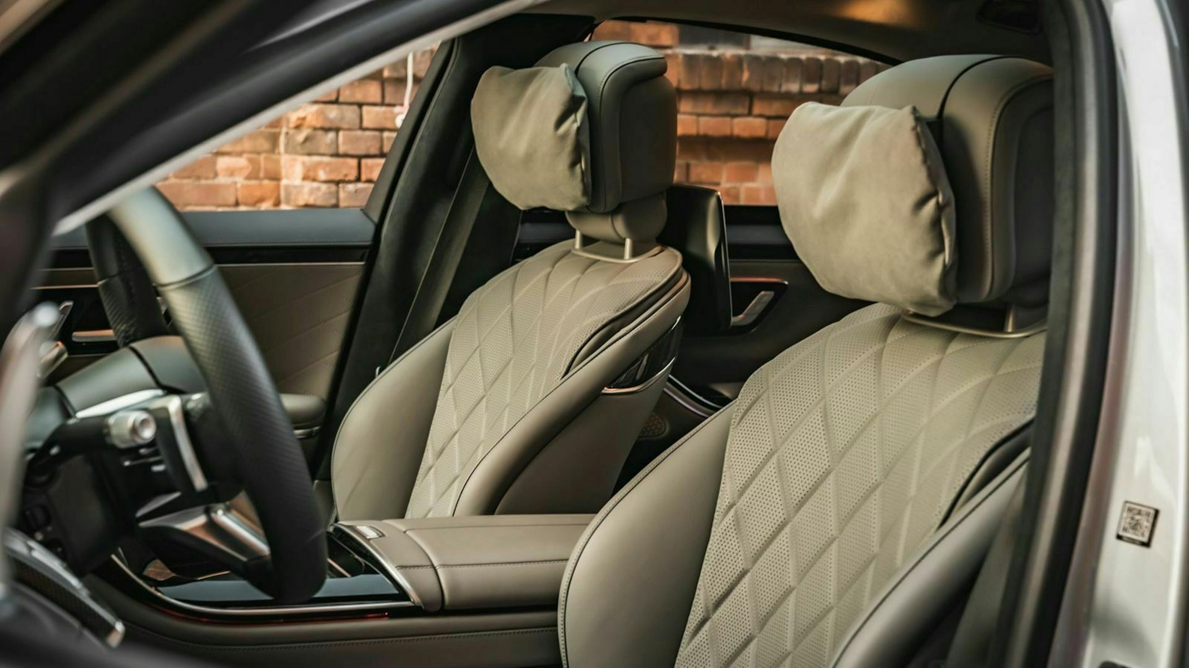 Zu sehen sind die Vordersitze der Mercedes_S-Klasse 2020