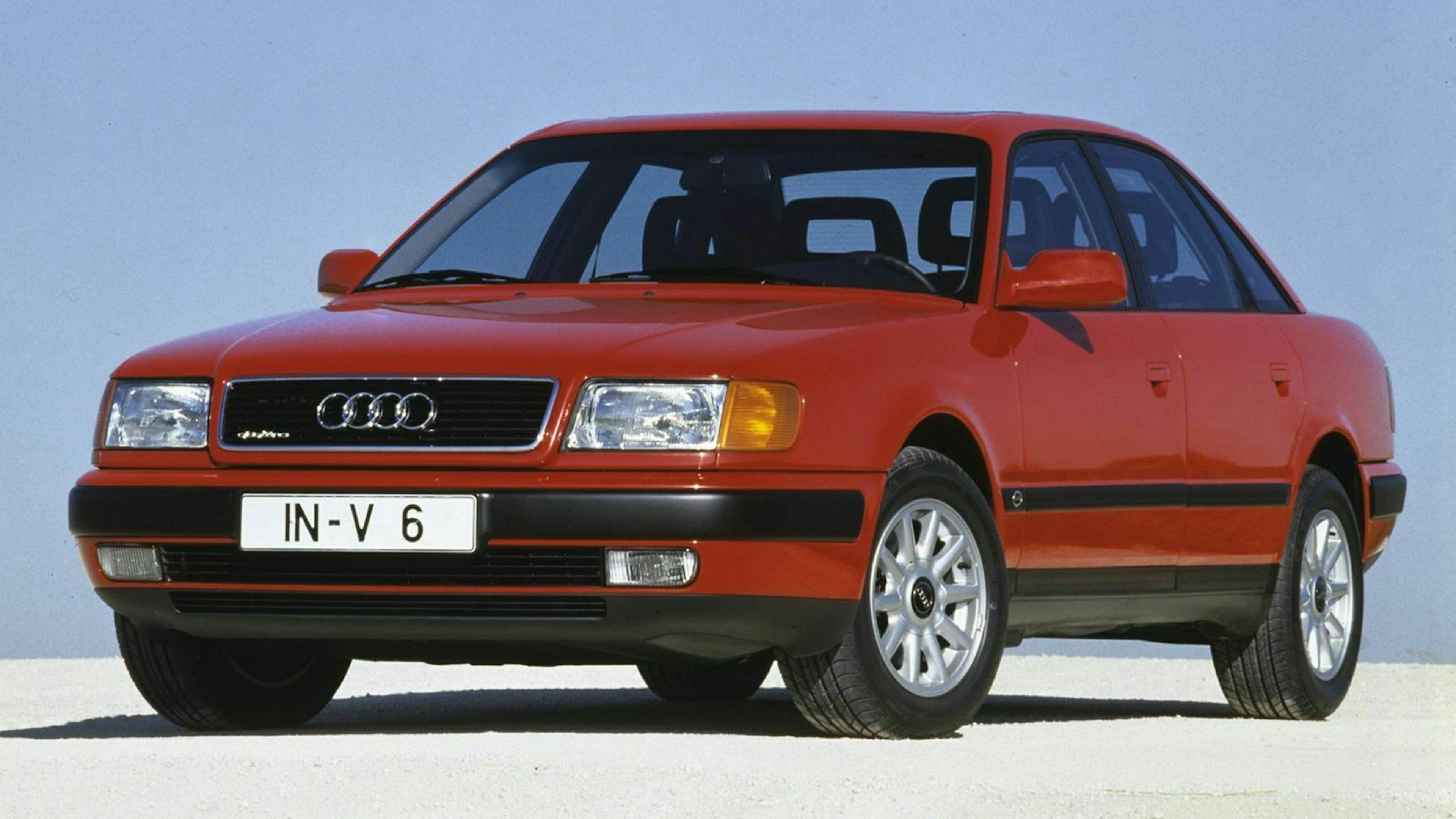roter Audi 100 C4 stehend in der Frontansicht 
