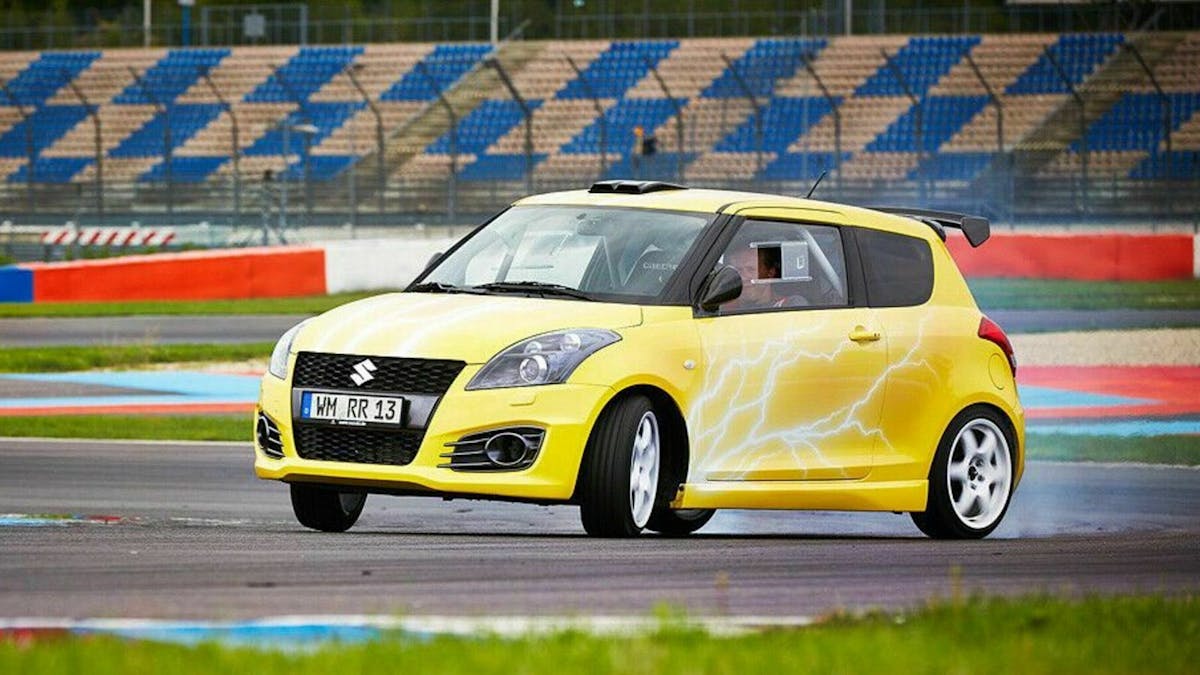 Zu sehen ist der Suzuki Swift Hayabusa, fahrend