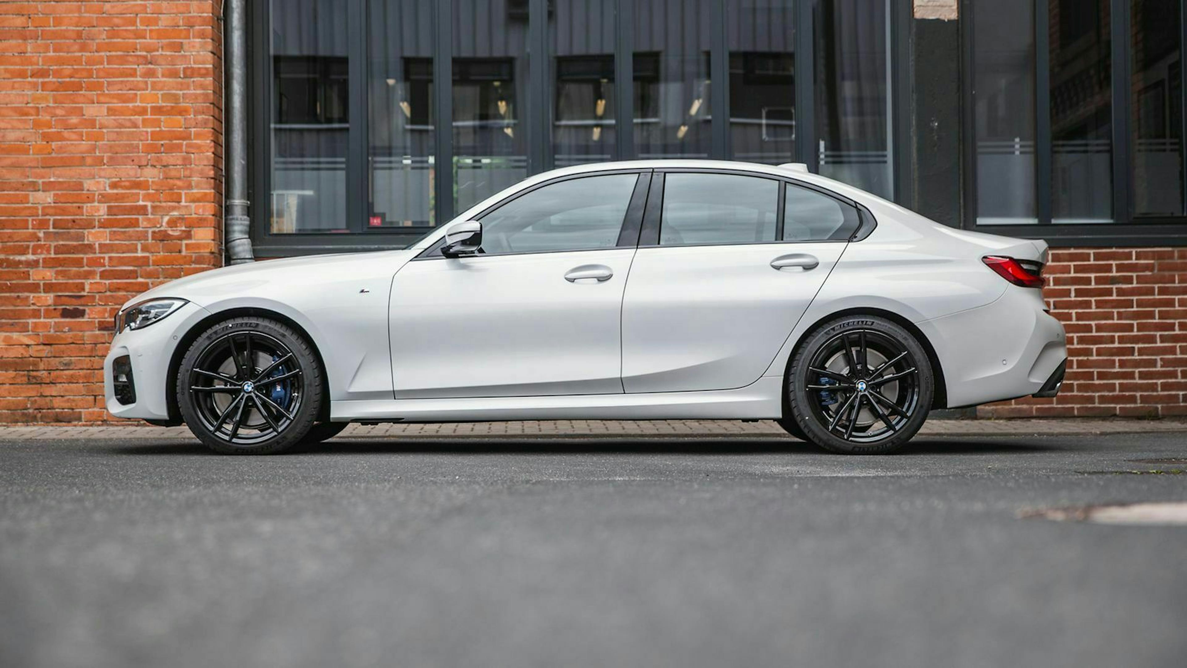 Der BMW 320d ist 4.709 millimeter lang, 1.827 millimeter breit und 1.442 millimeter hoch