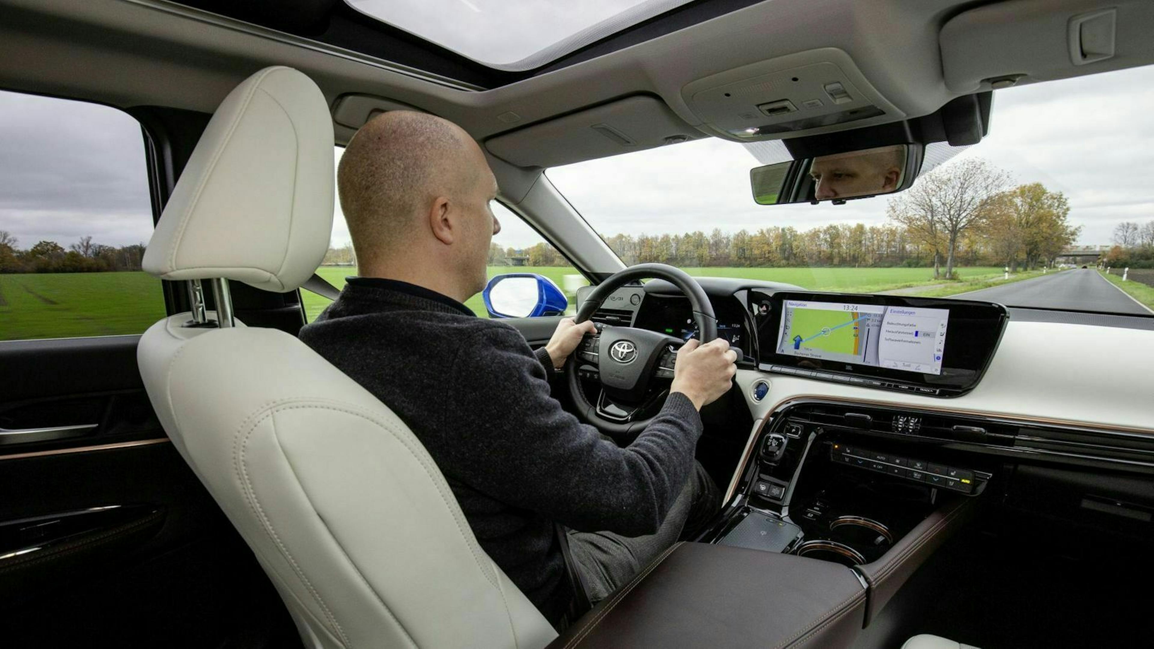 Toyota Mirai 2 (2021) Autor Fabian Hoberg am Steuer