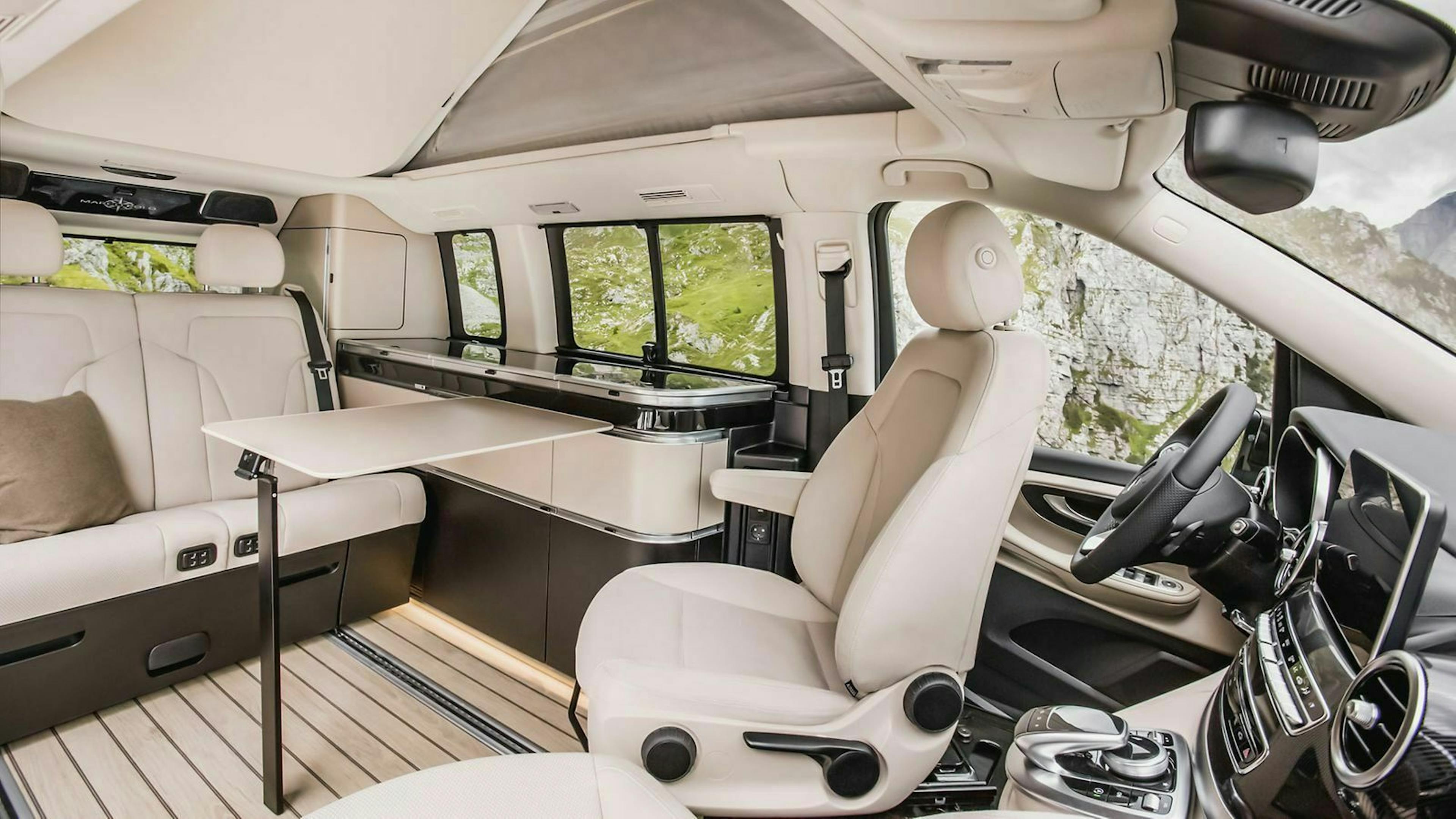 Ein Blick in den Innenraum einer Mercedes-Benz V-Klasse Marco Polo.