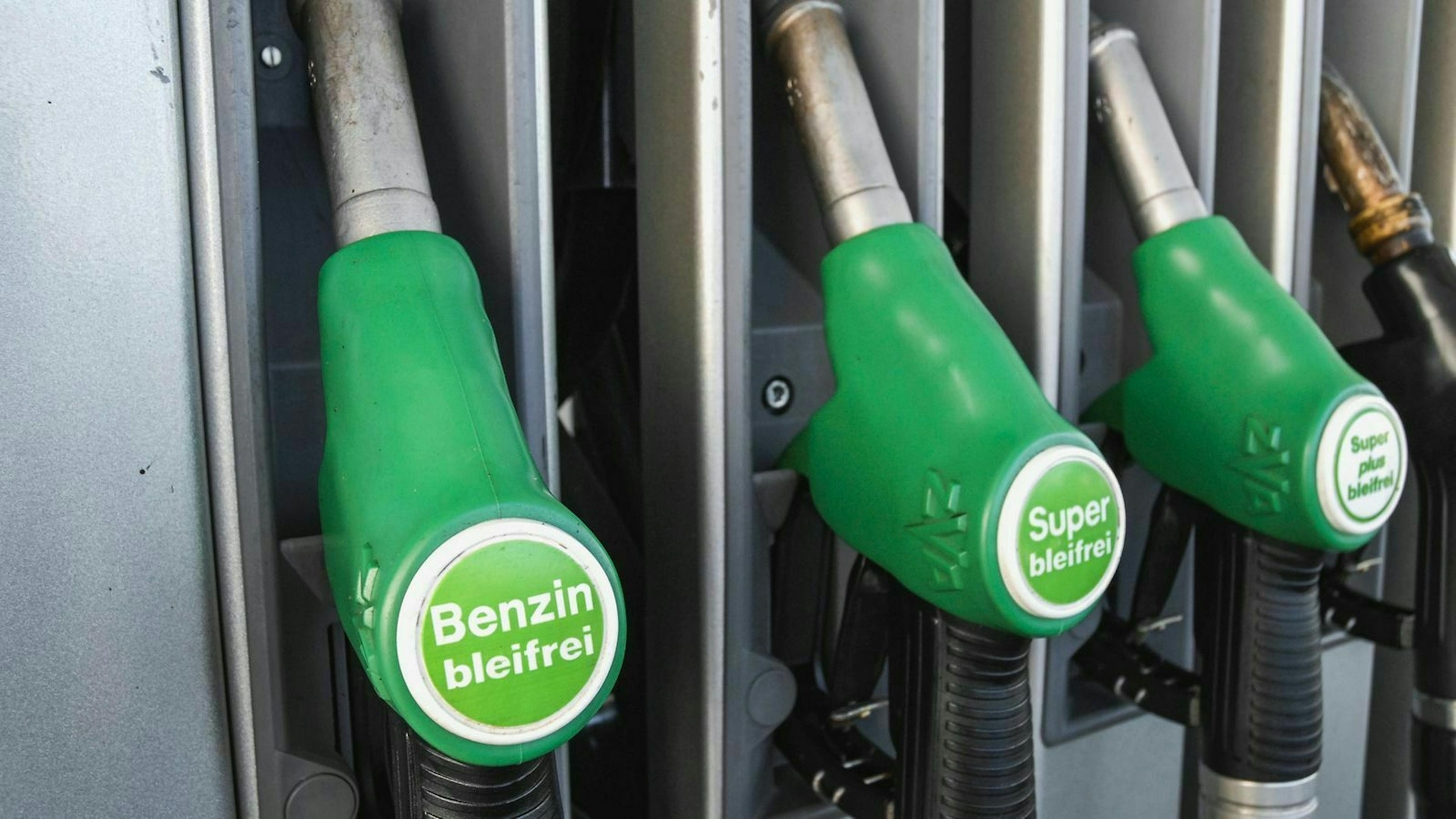 Seit dem Jahr 2000 ist verbleites Benzin in Europa verboten. Seitdem findest Du an den Tankstellen nur noch bleifreies Benzin.