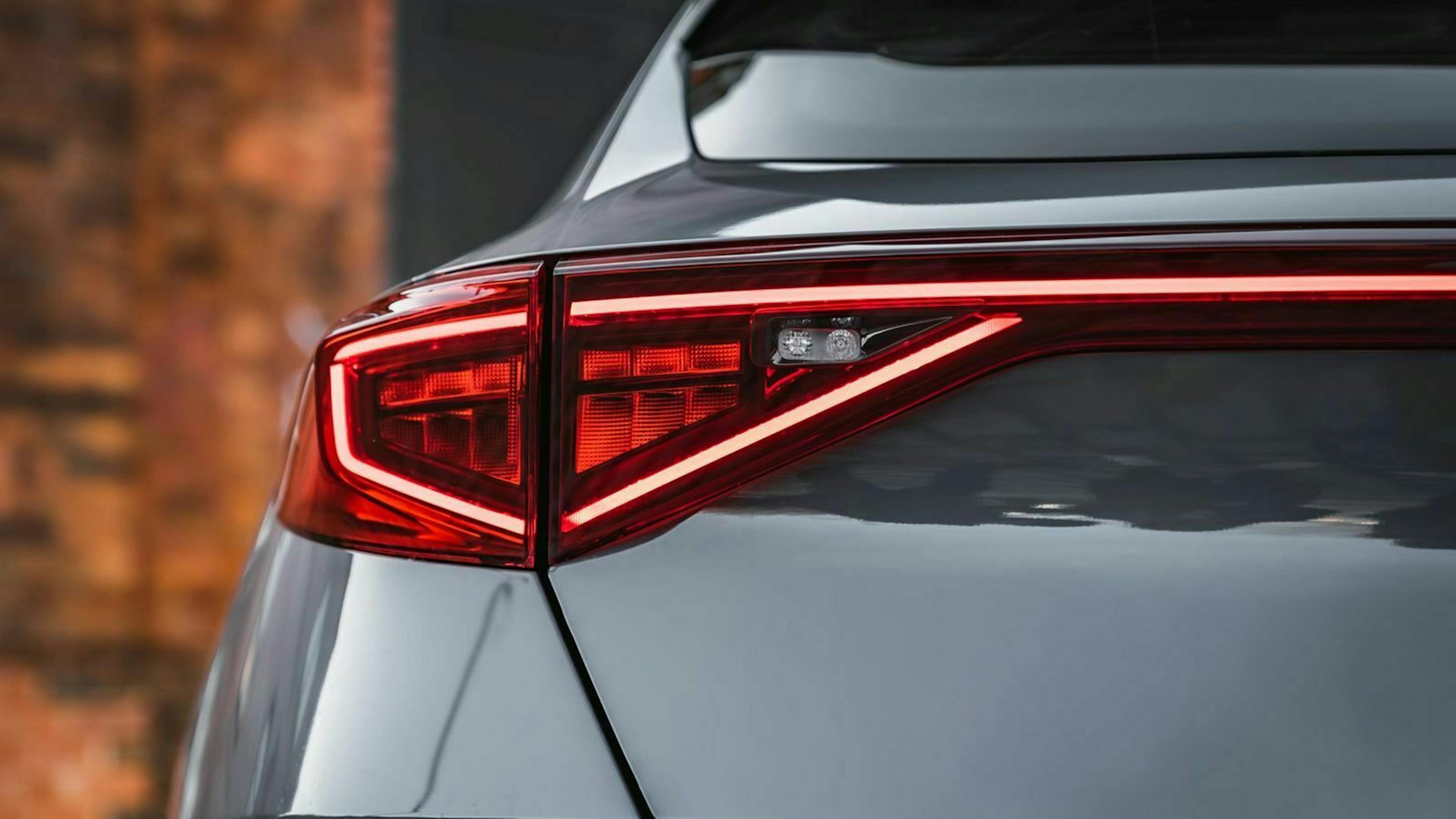 Zu sehen ist ein Rückscheinwerfer des Cupra Formentor