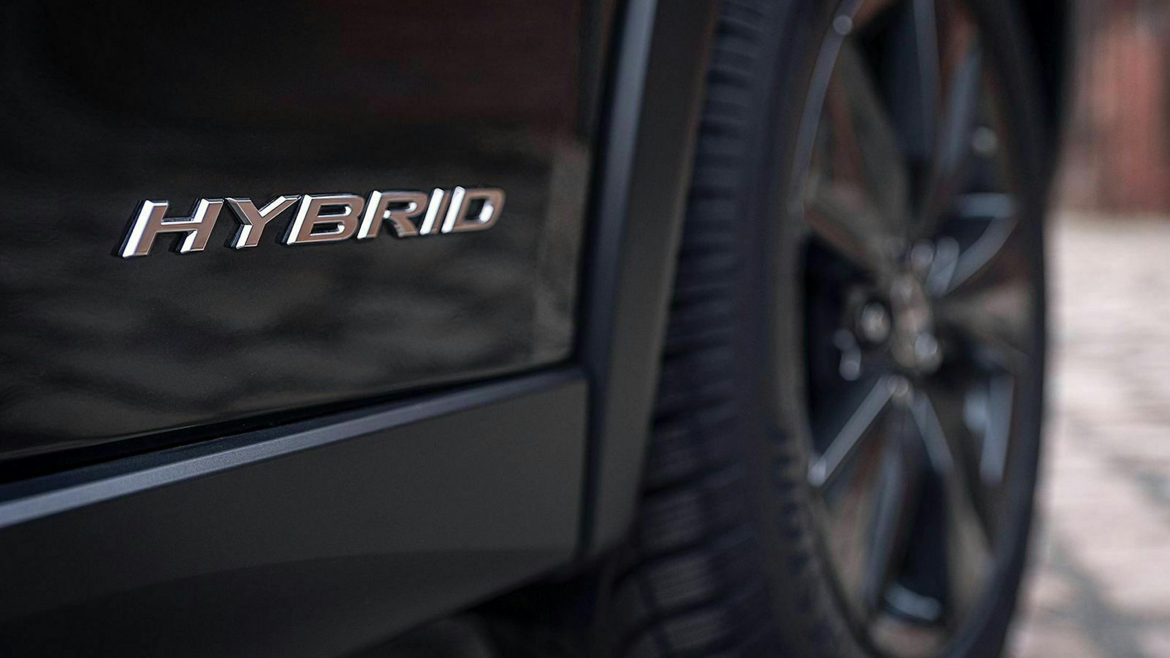 Lexus UX nahaufnahme des Hybrid Emblems