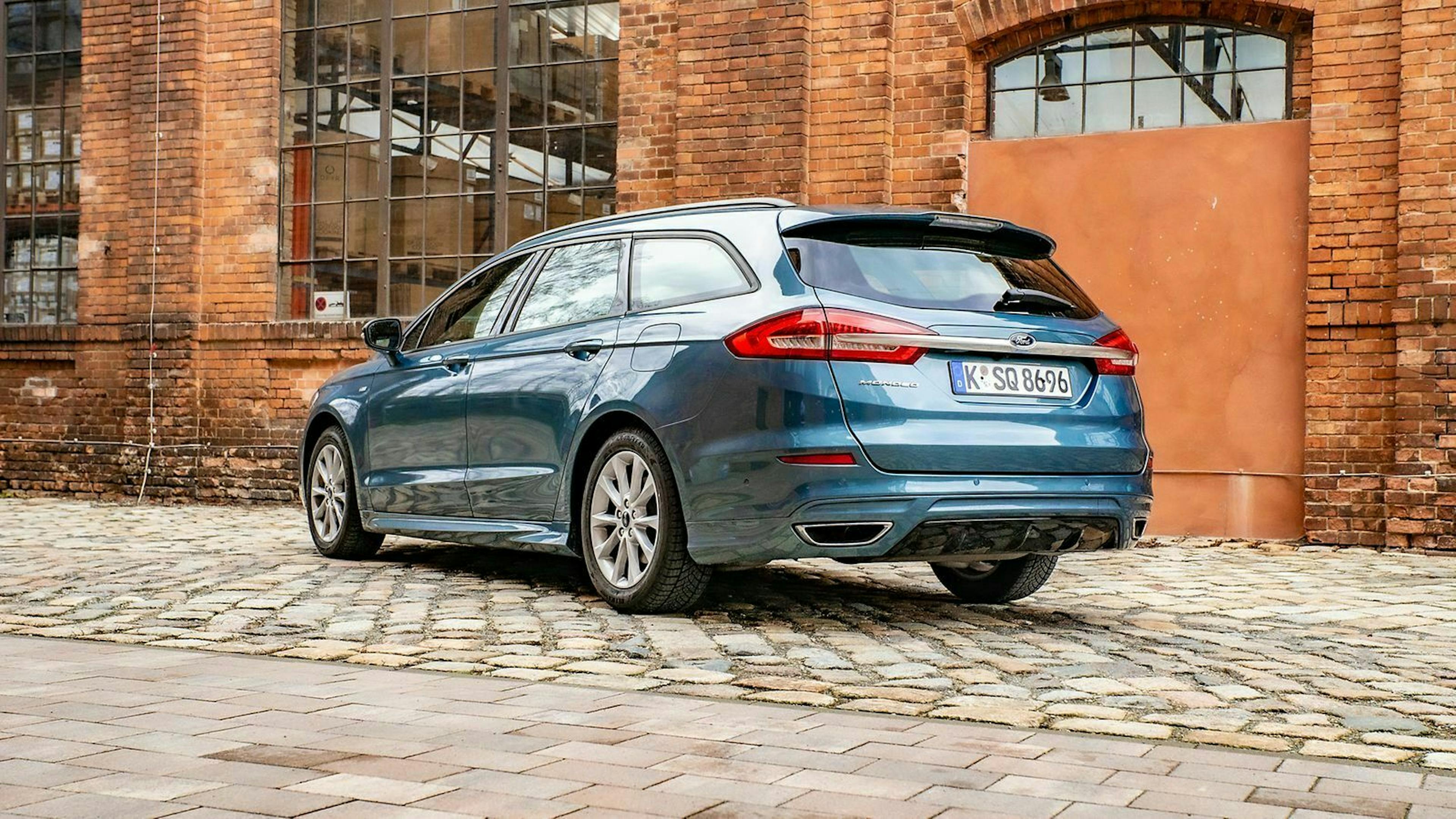 Zu sehen ist der Ford Mondeo von hinten 