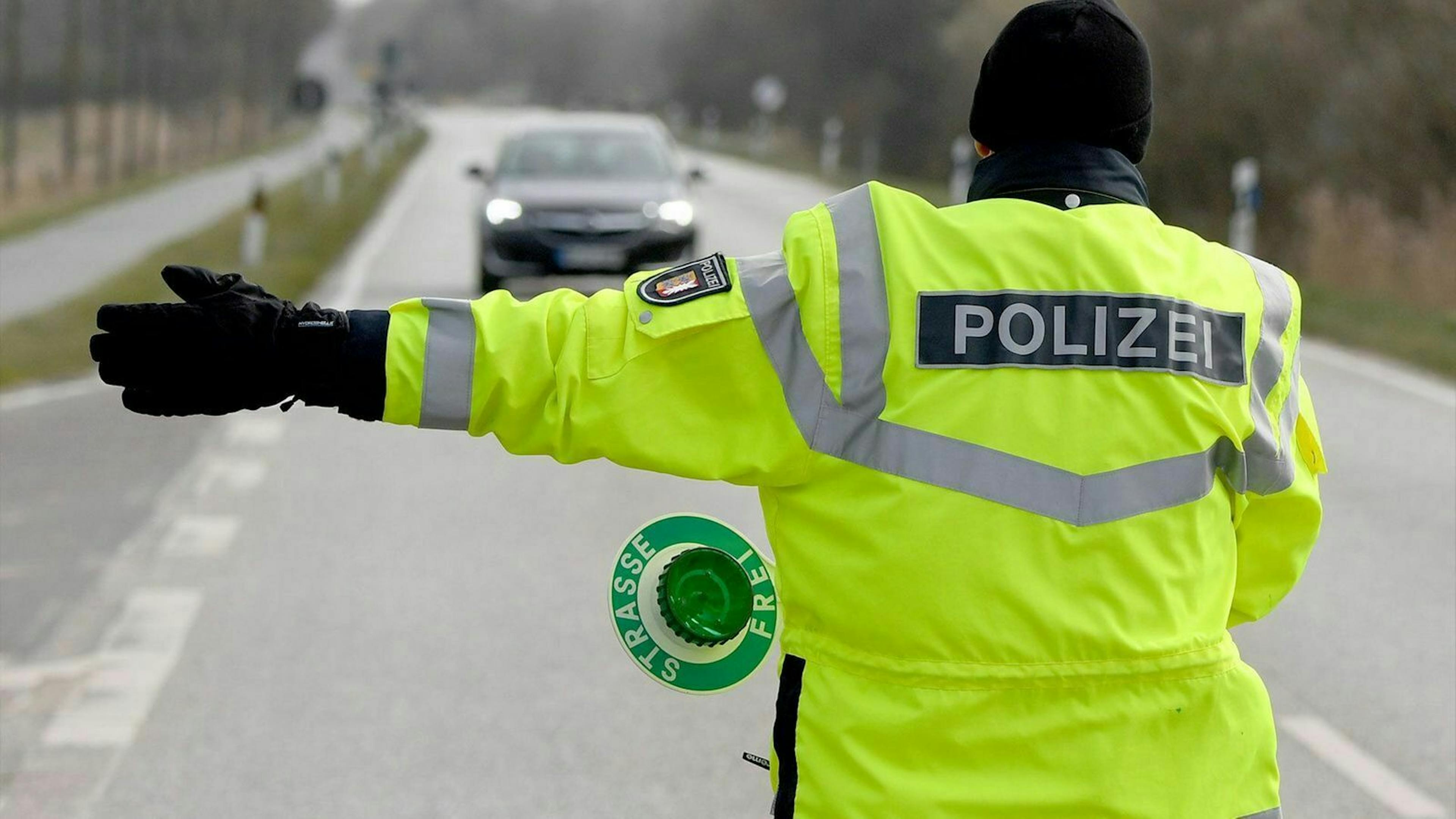 Polizei hält Autofahrer an