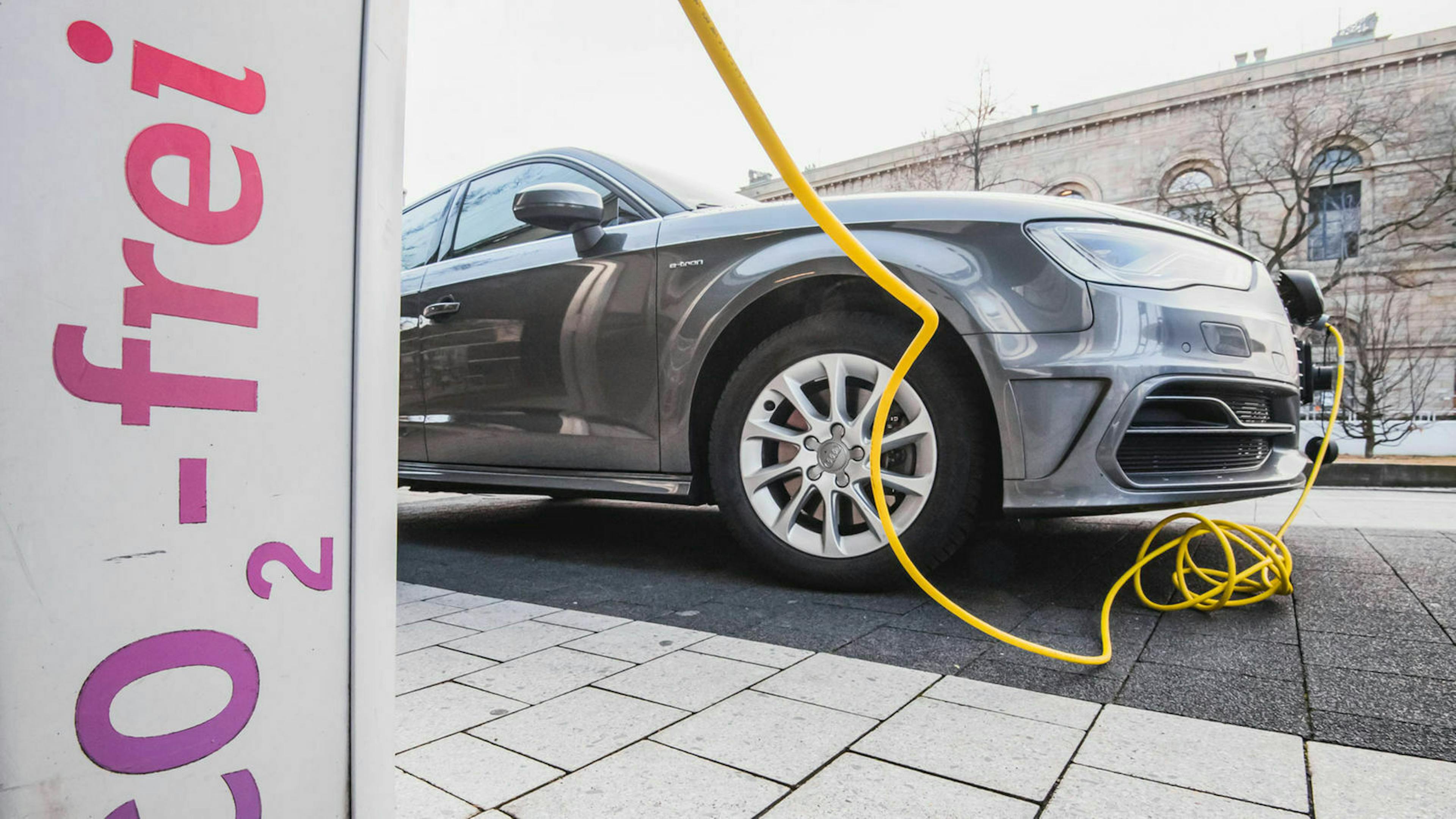 Zu sehen ist ein Auto an einer Ladestation mit der Kennzeichnung "CO2-Frei"