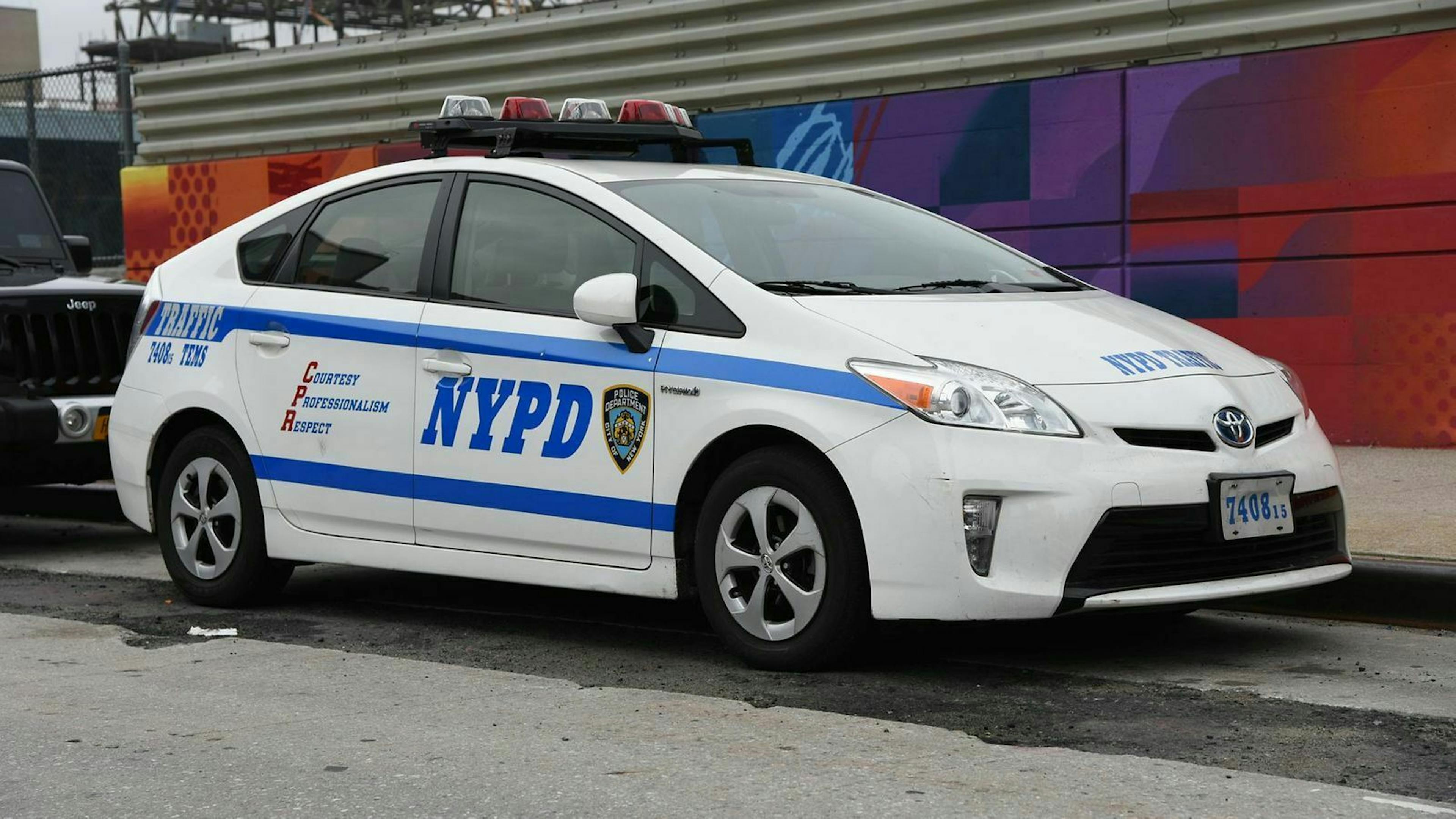 NYPD-Prius am Straßenrand parkend