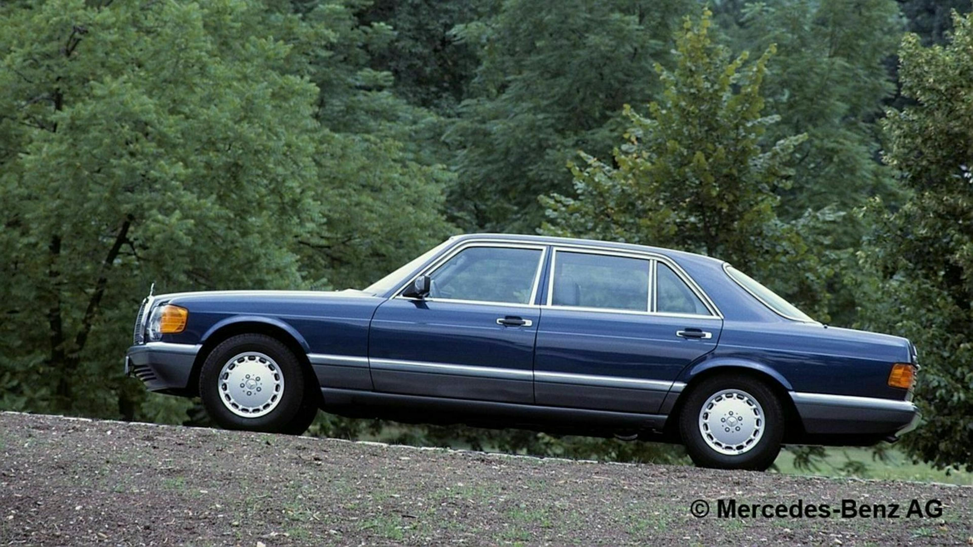 Mercedes W126 stehend in Seitenansicht