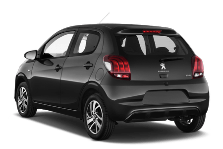 Schwarzer Peugeot 108 von hinten, mit markanten Rücklichtern und Kompaktdesign, auf weißem Hintergrund.