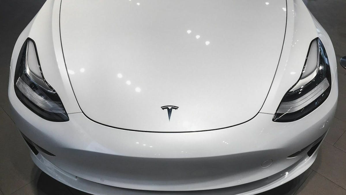 Tesla Model 3 bietet einen Autopiloten.