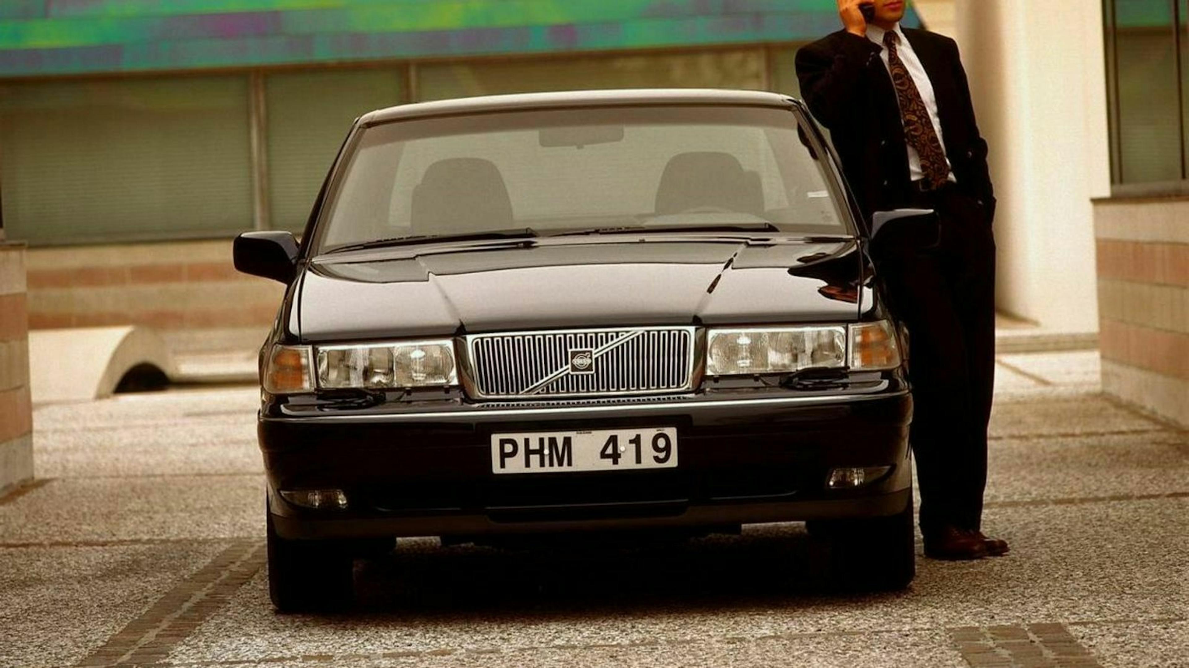 Zu sehen ist die Front des Volvo 960