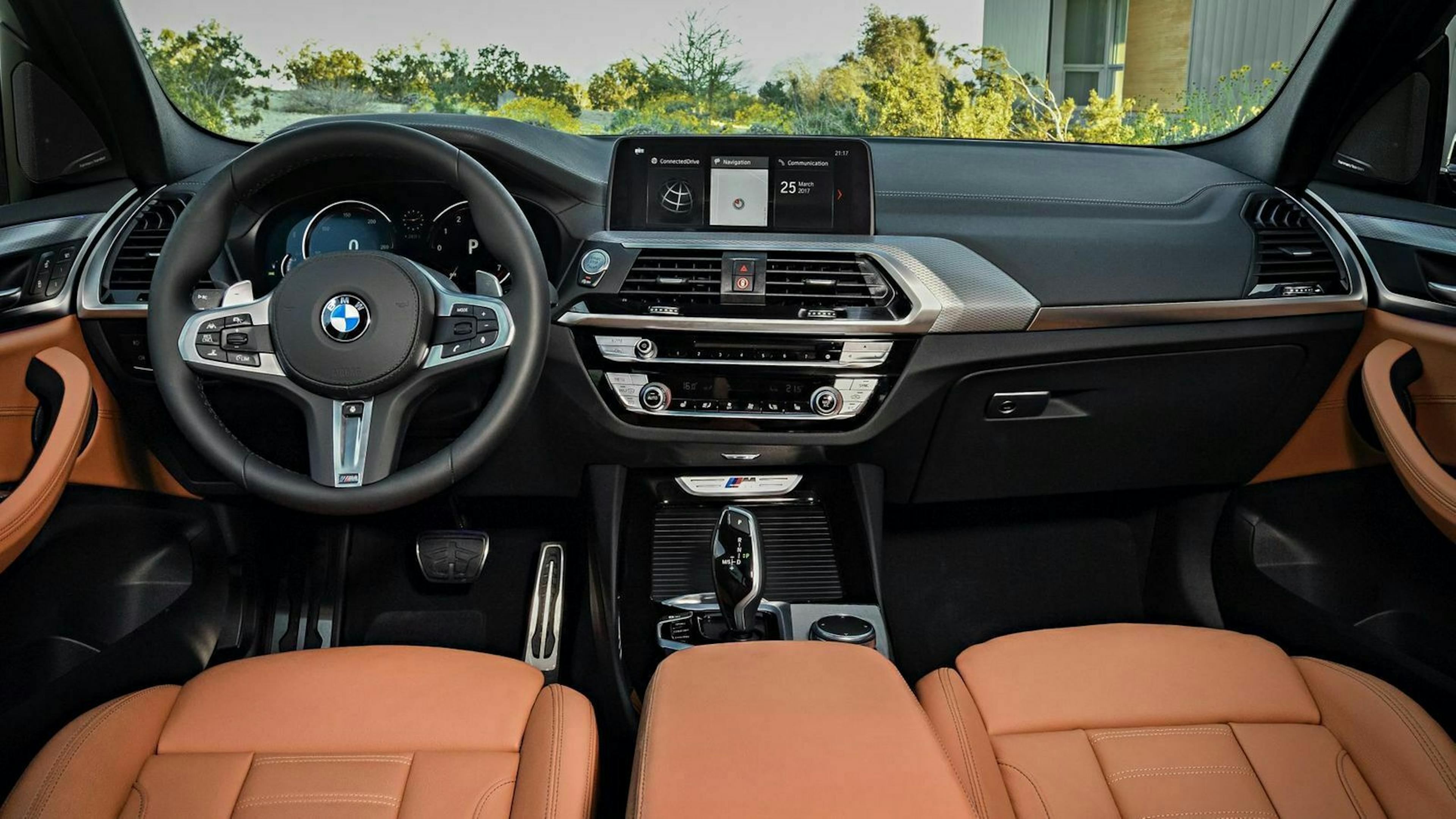 Zu sehen ist das Cockpit des BMW X3