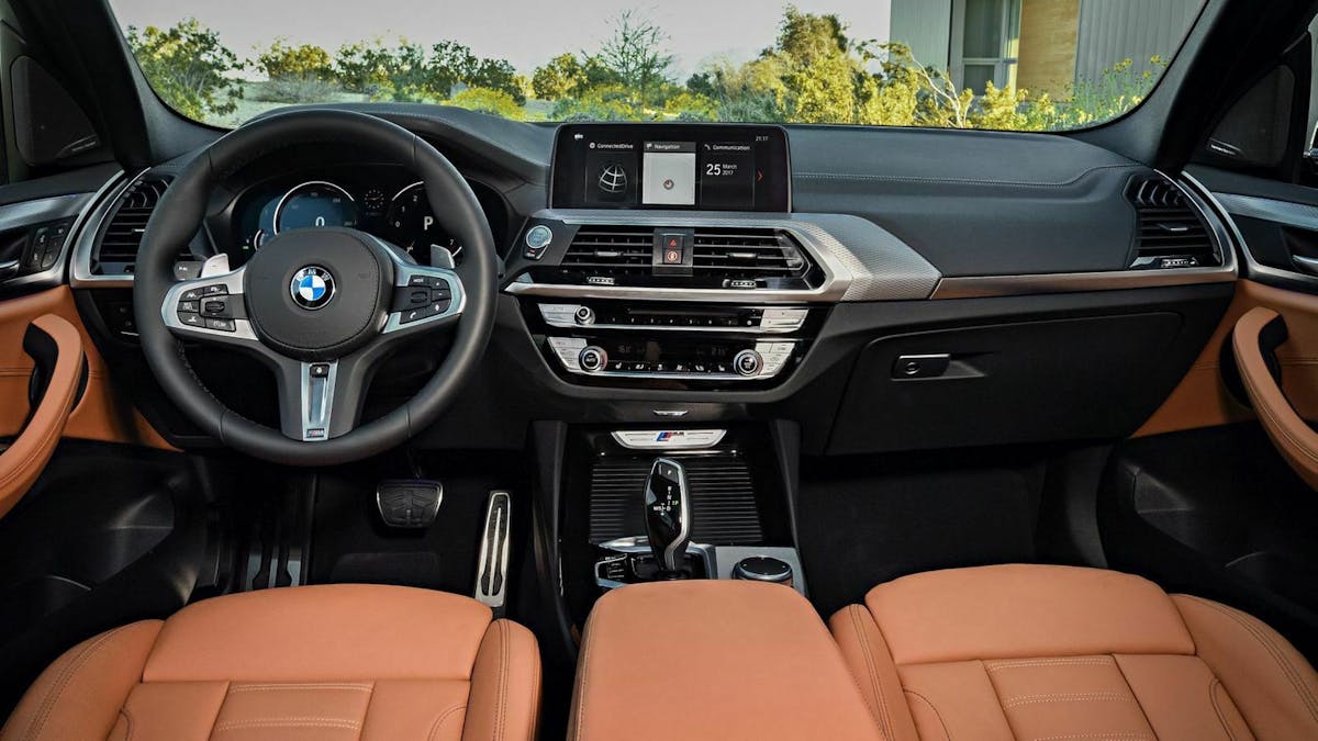 Zu sehen ist das Cockpit des BMW X3