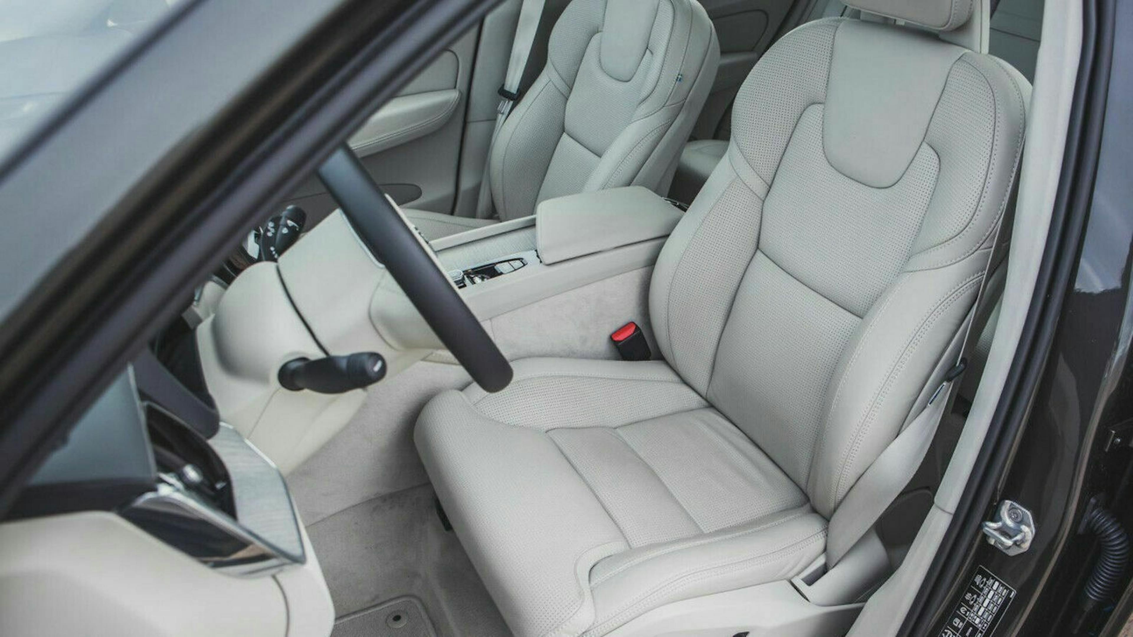 Einsicht bei geöffneter Fahrertür des Volvo XC60. Der Innenraum ist in hellen Farben gehalten