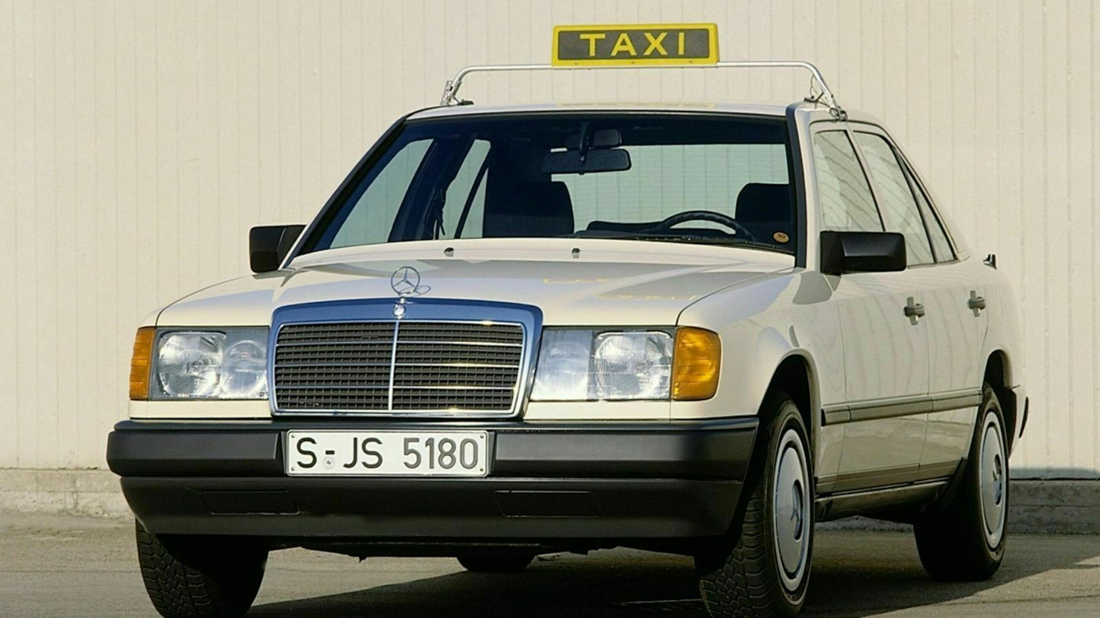 Mercedes-Benz W124 als Taxi Dreiviertel-Frontansicht