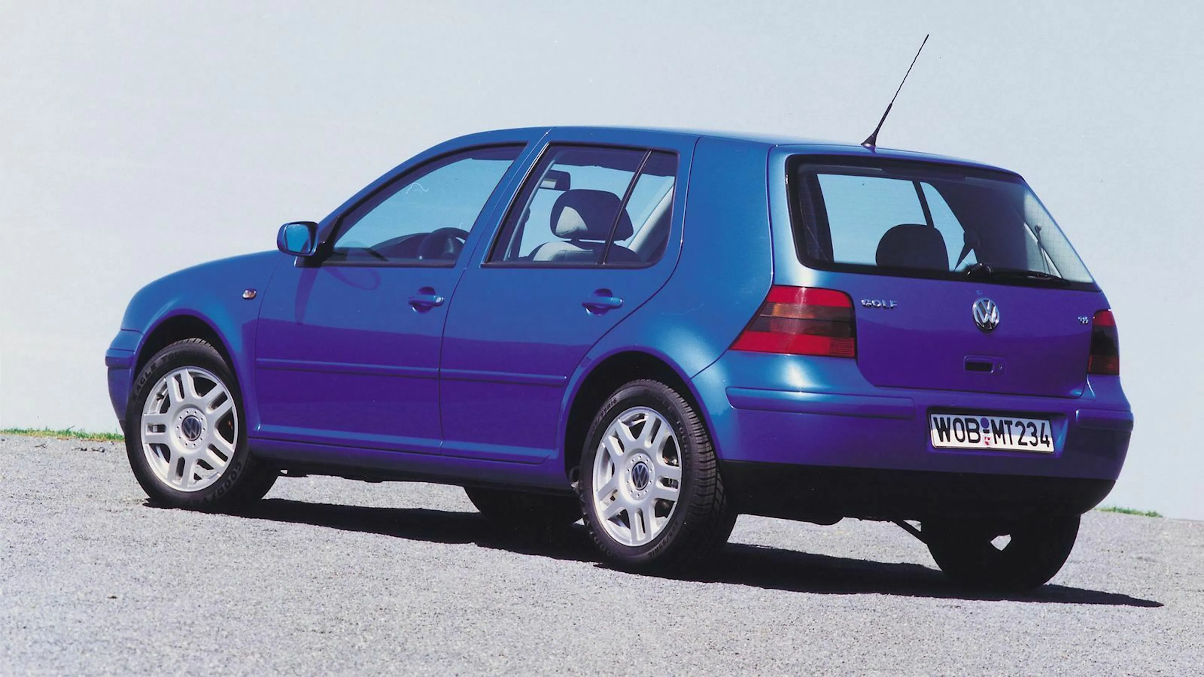 Zu sehen ist der Golf IV in blauer Lackierung, stehend