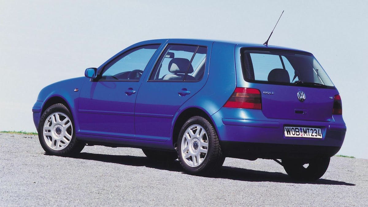 Zu sehen ist der Golf IV in blauer Lackierung, stehend