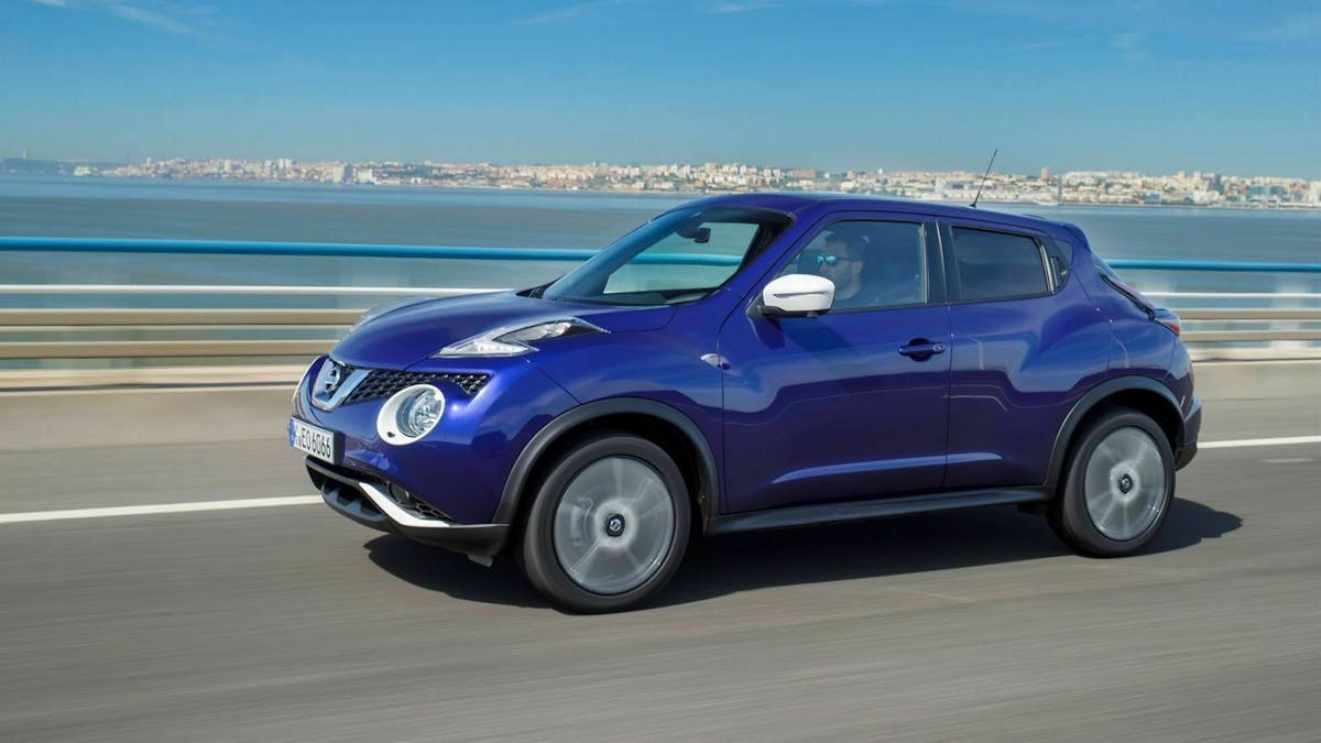 Nissan Juke in der Seitenansicht, fahrend auf einer Brücke