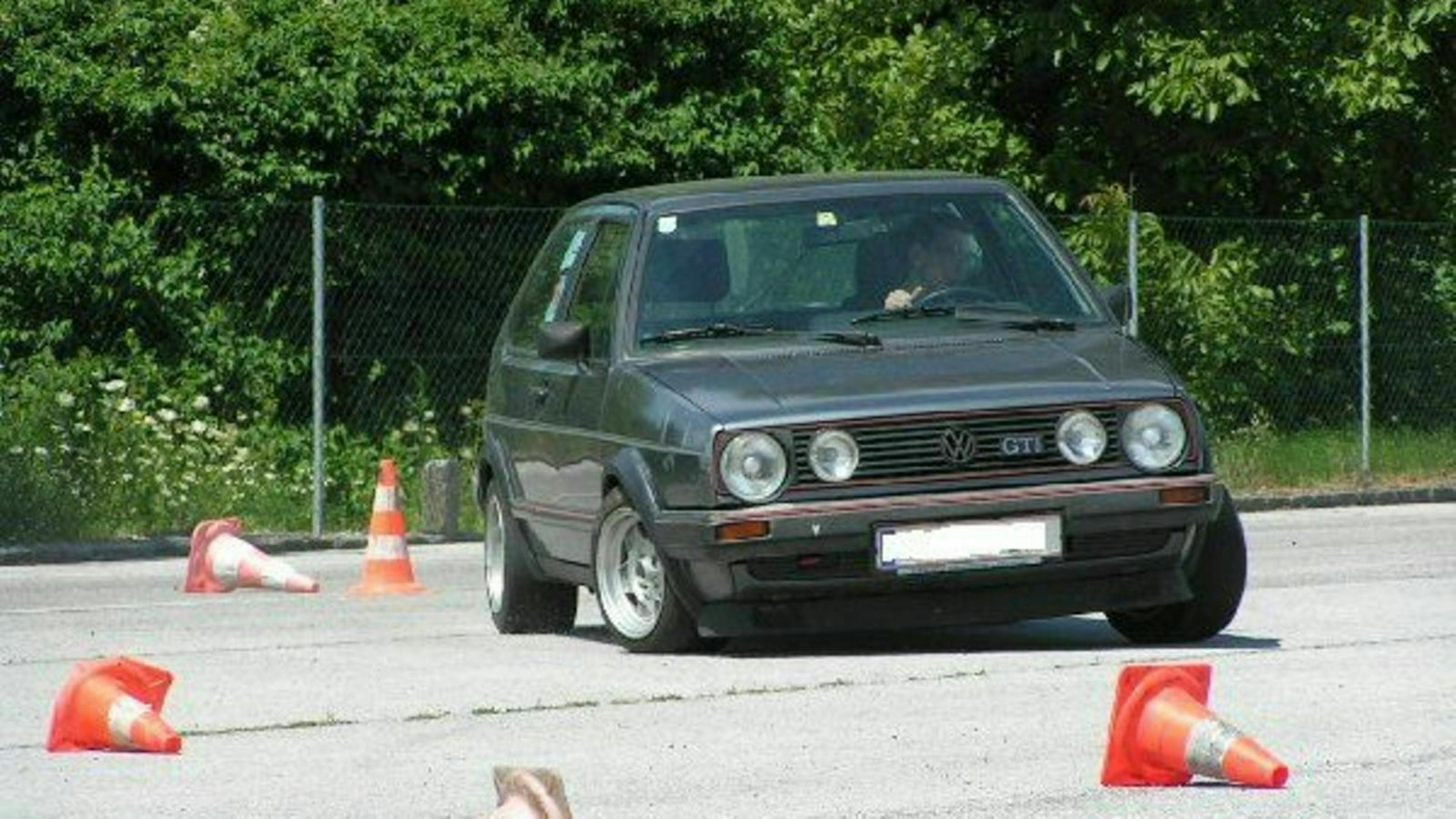 Zu sehen ist ein Golf II GTI 