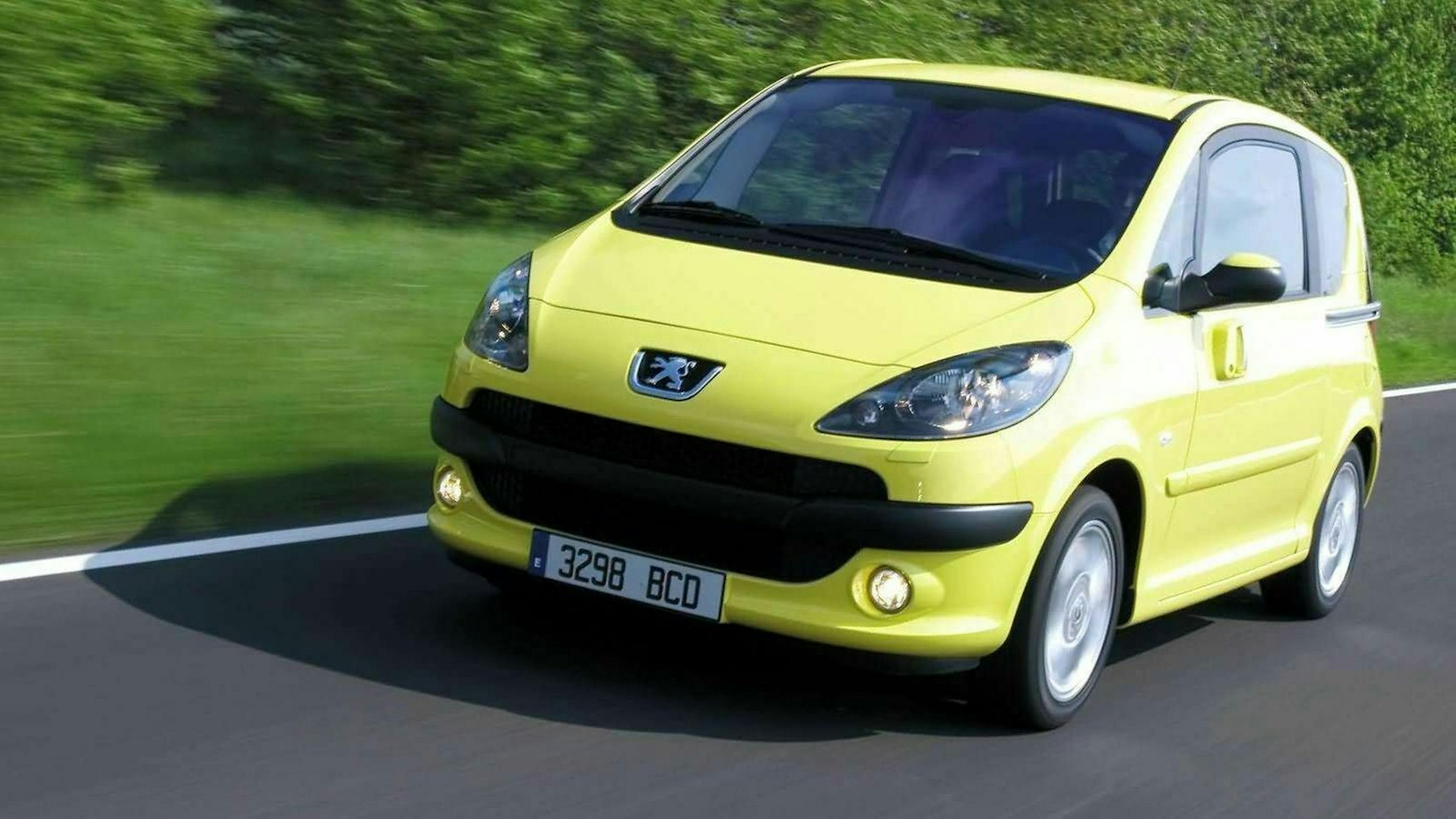 Der Peugeot 1007 in Frontansicht fahrend