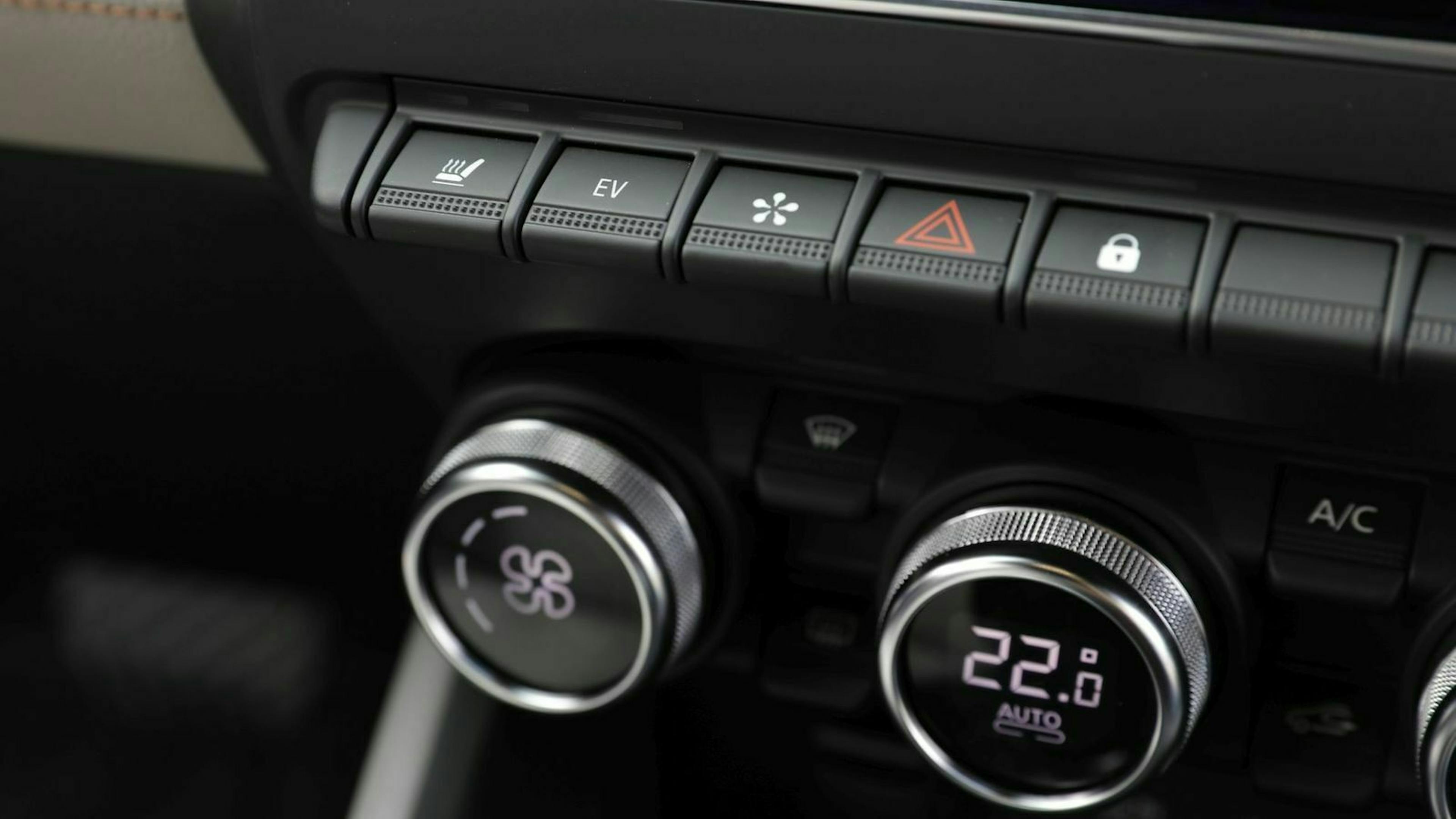 Zu sehen sind Funktionstasten des Renault Clio e-Tech Hybrid