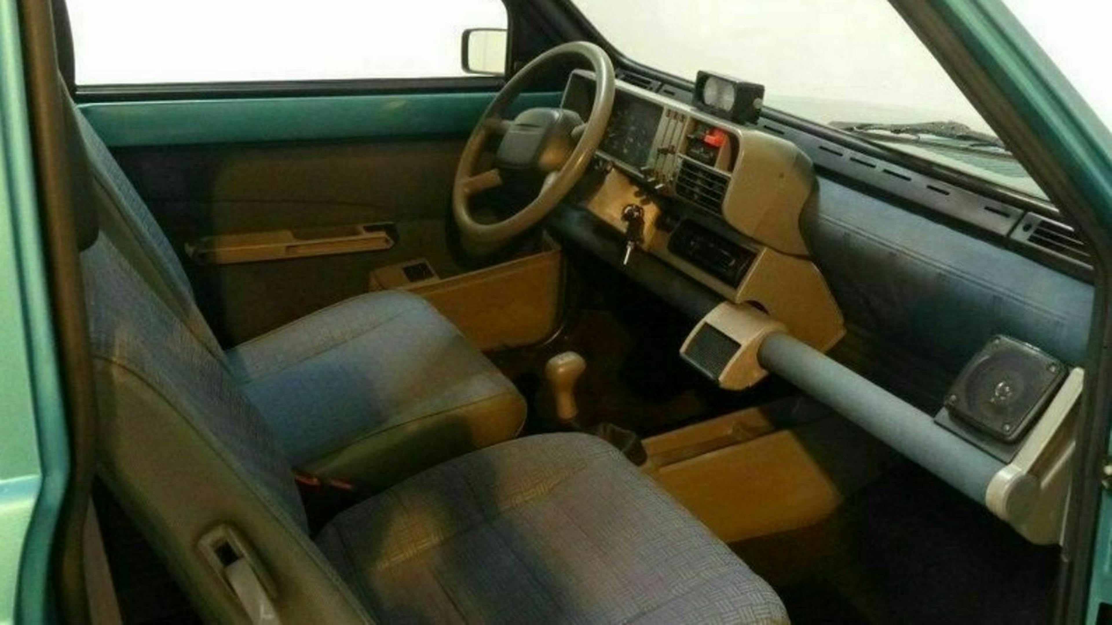 Zu sehen ist das Cockpit des Fiat Panda I