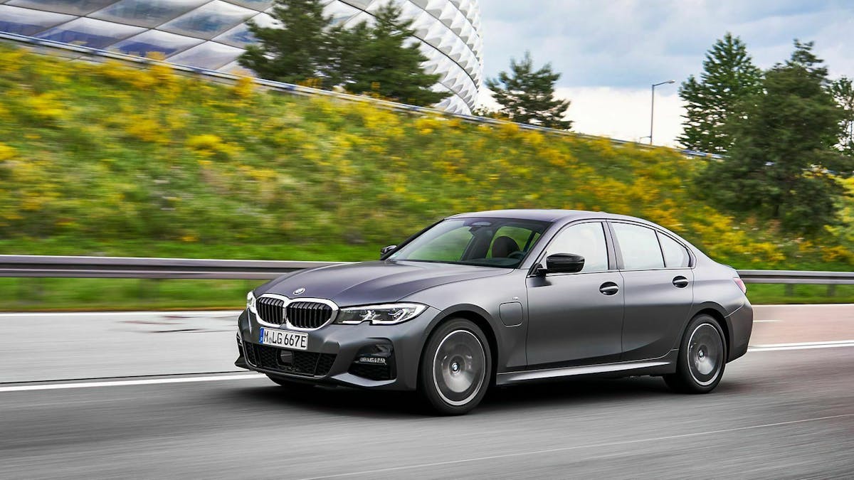 Der BMW 330e fährt bis zu 60 Kilometer rein elektrisch, allerdings hängt die Reichweite stark vom Fahrprofil ab