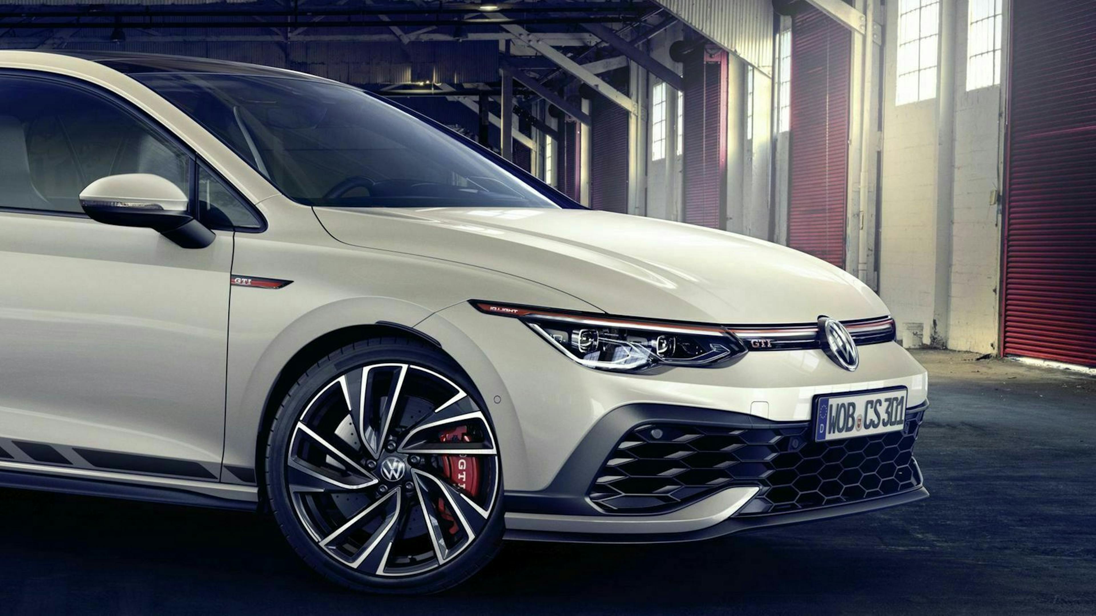 Der VW Golf 8 GTI Clubsport in Seitenansicht 