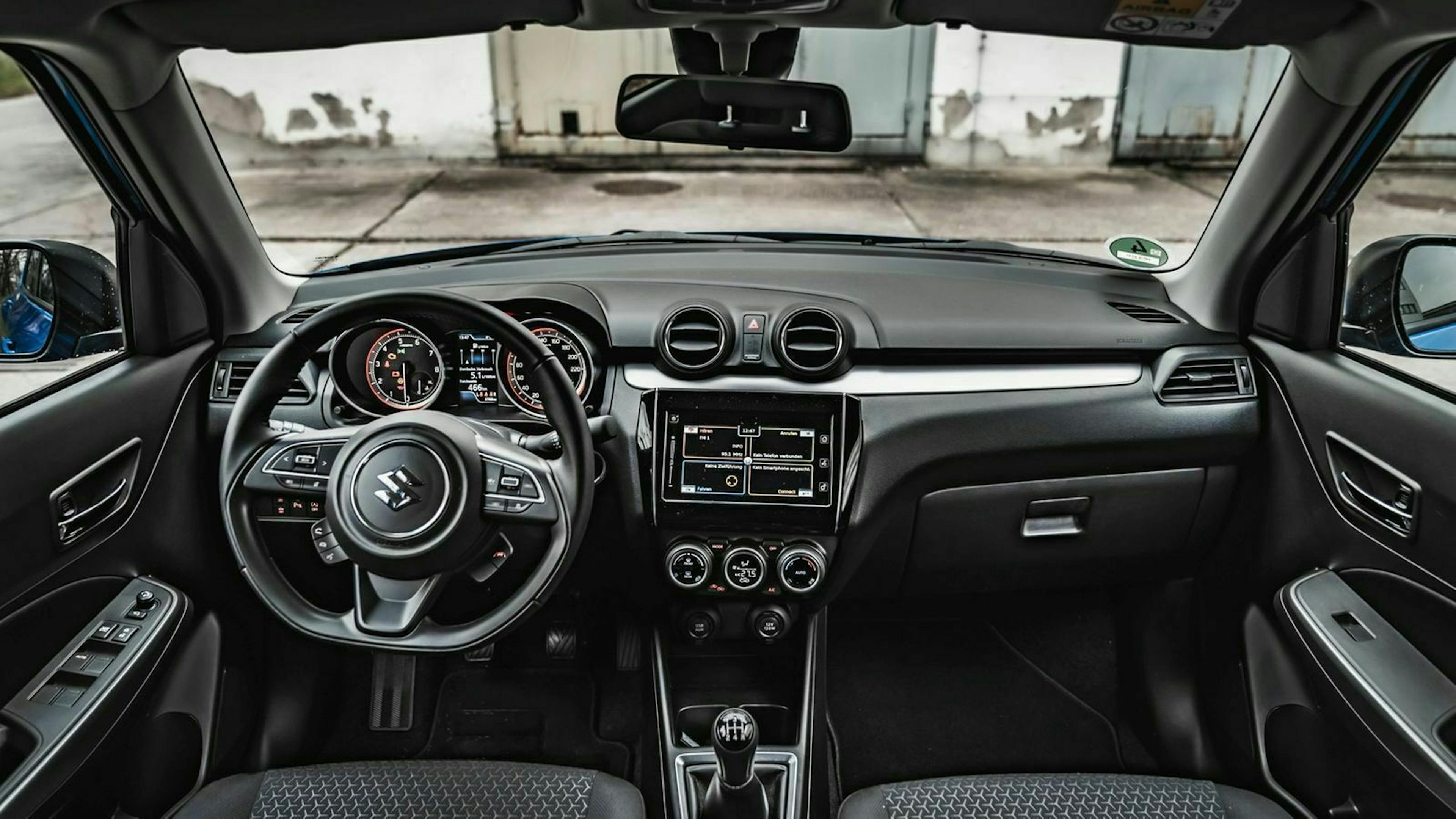 Zu sehen ist das Cockpit des Suzuki Swift Hybrid 2020 