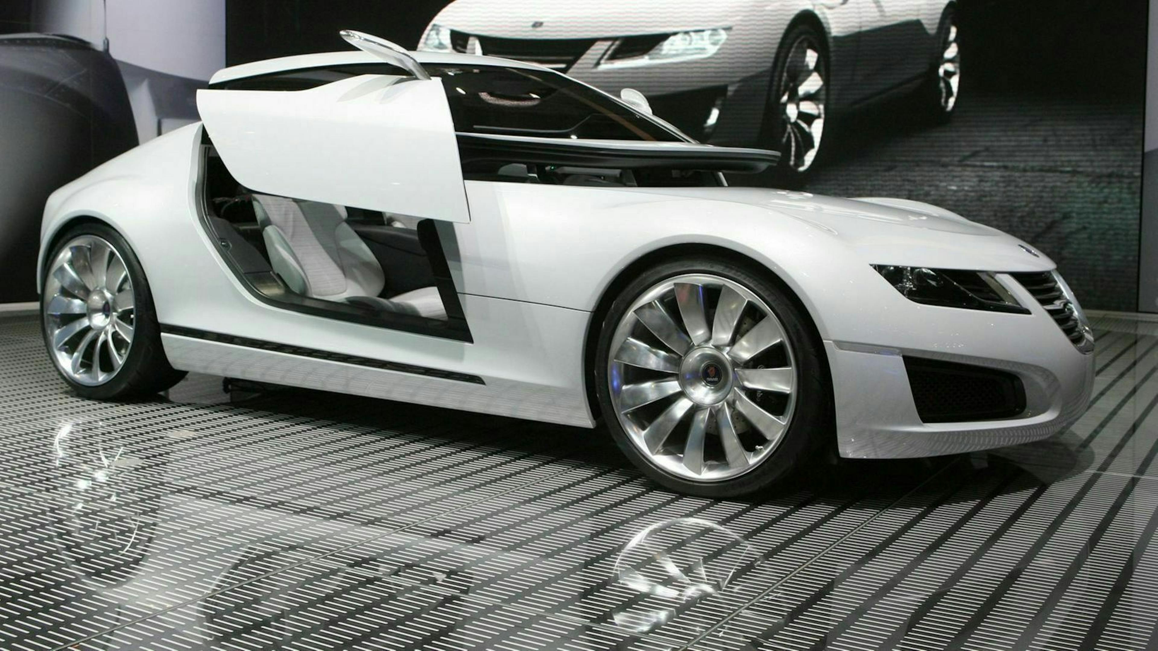 Der Saab Aero X in Seitenansicht stehen