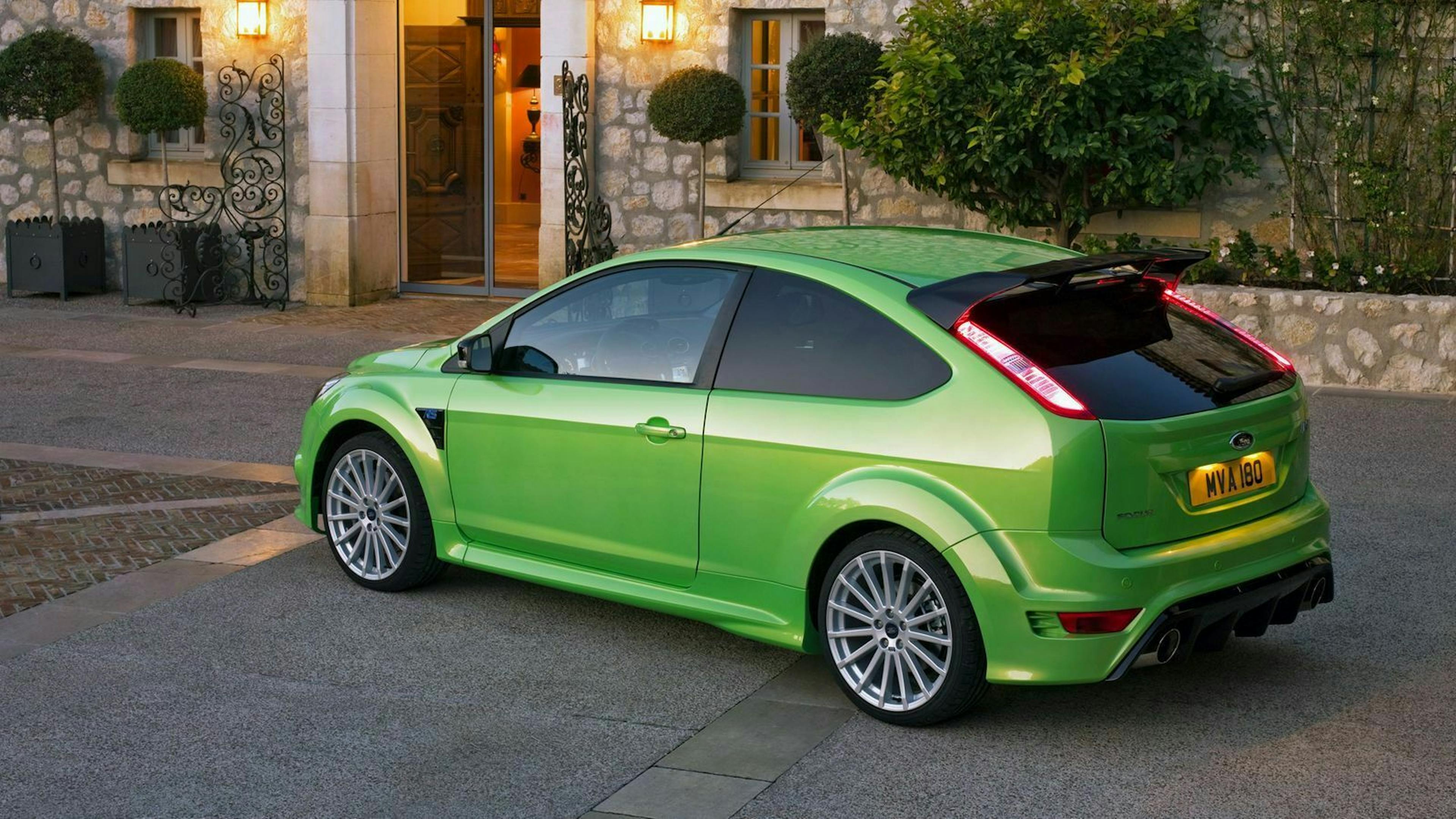 Zu sehen ist der Ford Focus RS MK II von hinten, stehend