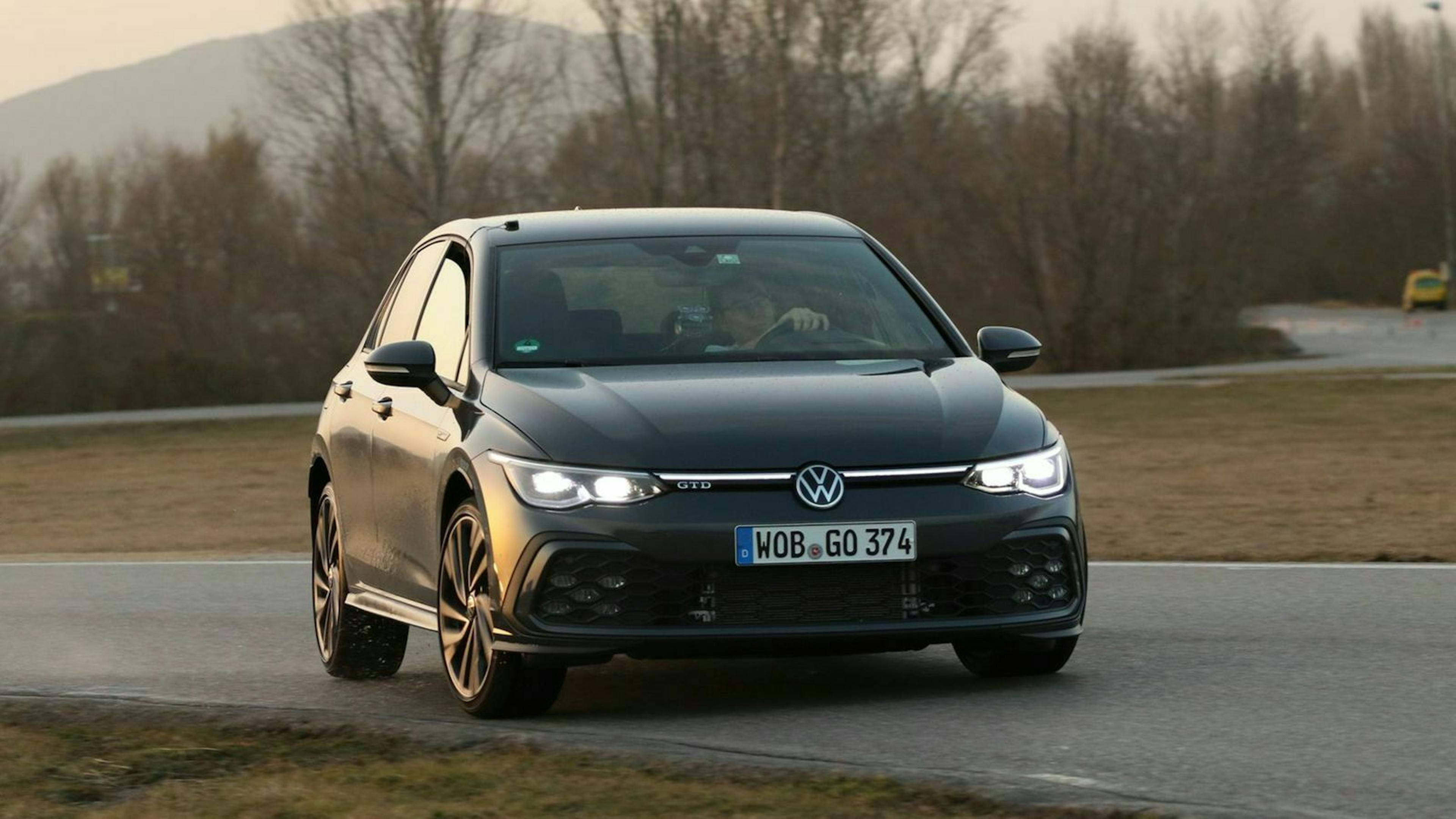 Zu sehen ist der Golf GTD von vorne