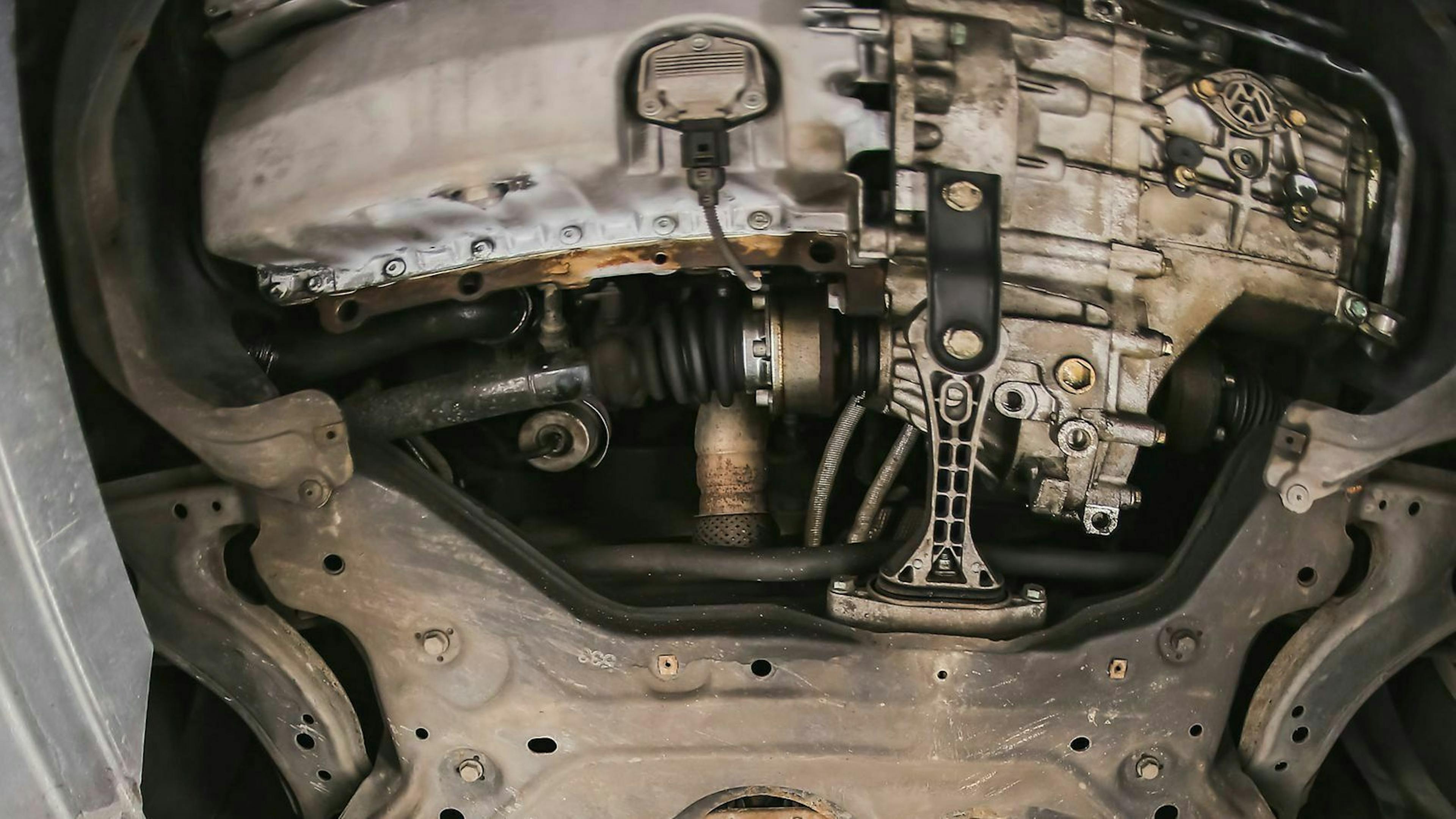 Ein Differential ist an der Antriebsachse eines Frontantriebsautos zu sehen. 