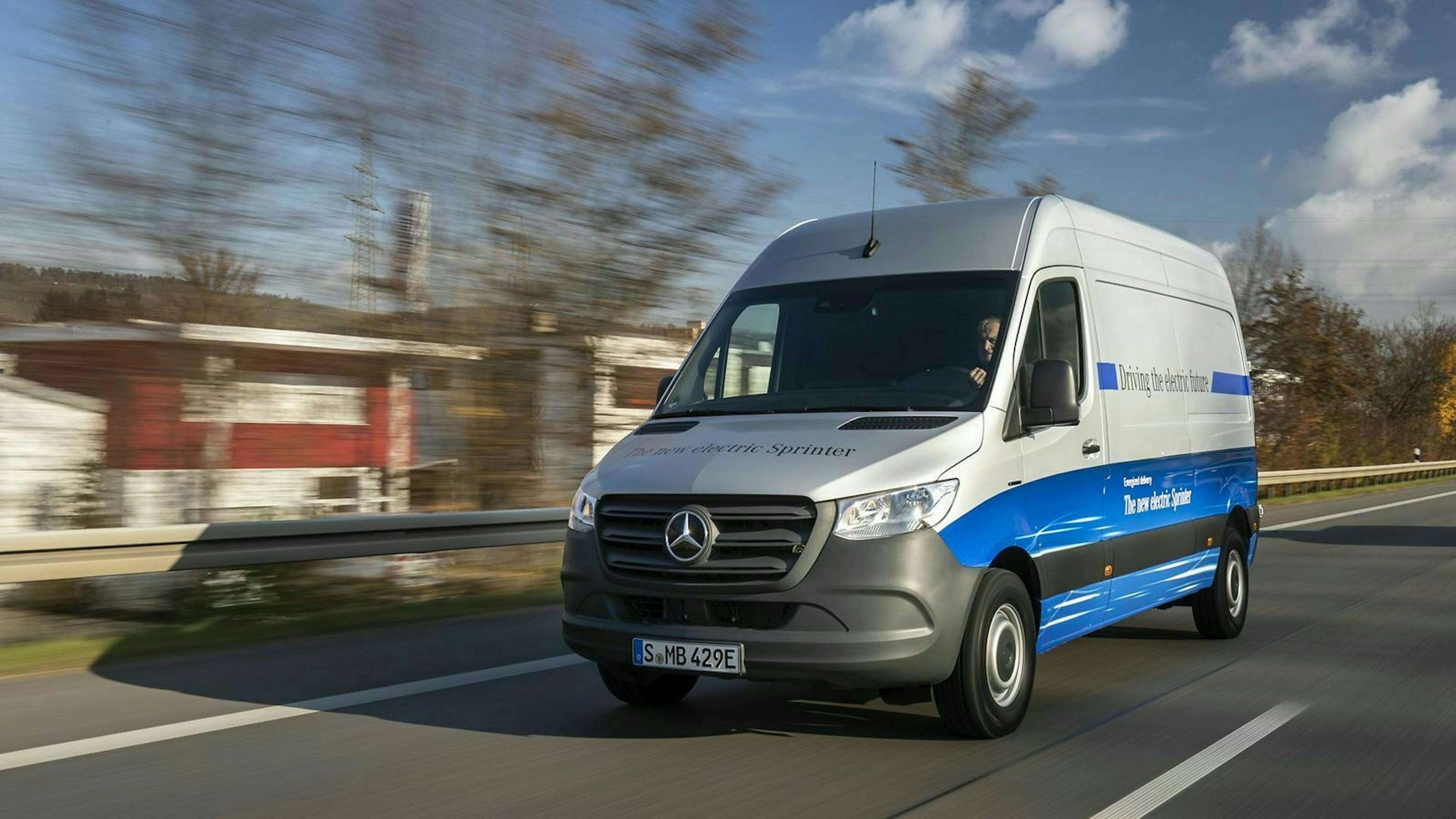 Mercedes eSprinter in der Frontansicht, fahrend