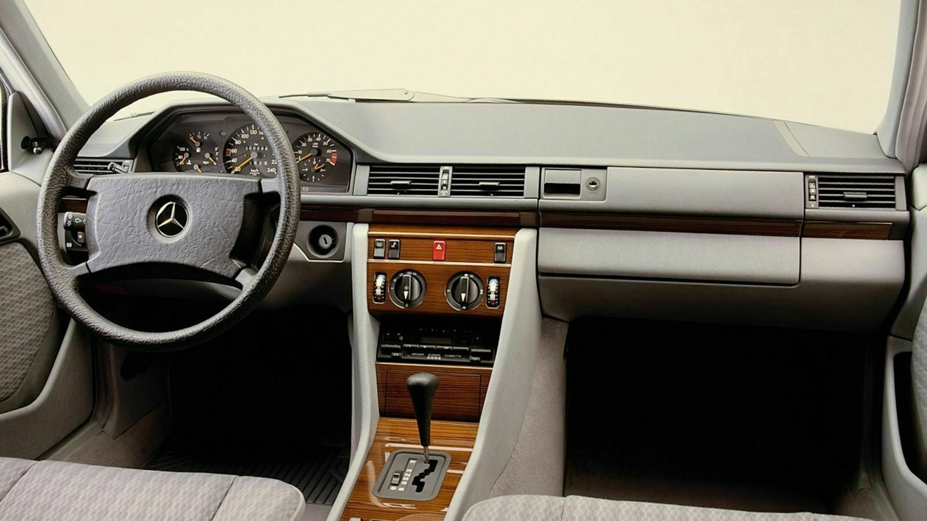 Mercedes-Benz W124 Cockpit