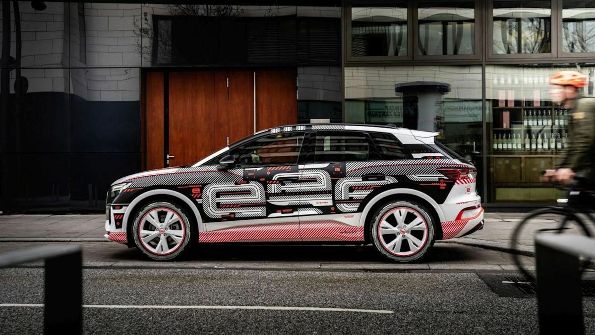 Zu sehen ist der neue Audi Q4 E-Tron in seitlicher Position