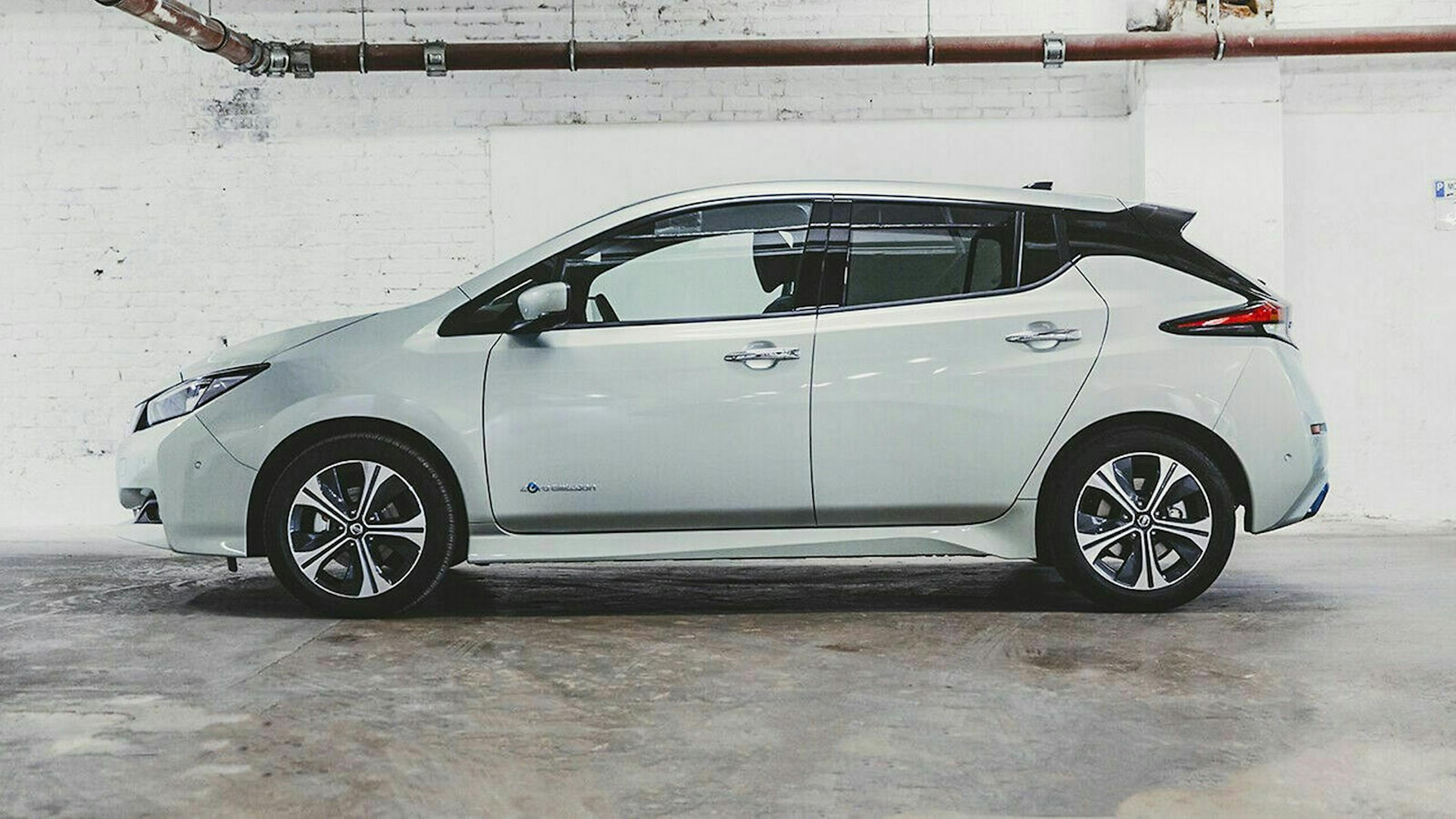 Der Ladeanschluss für den Nissan Leaf befindet sich an der Front