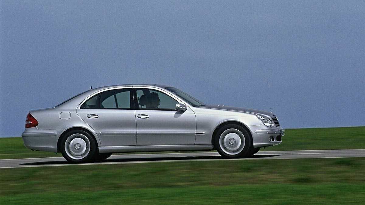 Die E-Klasse W211 hielt Mercedes konservativ als Kombi und Limousine. Cabrio- und Coupé-Varianten gab es nicht