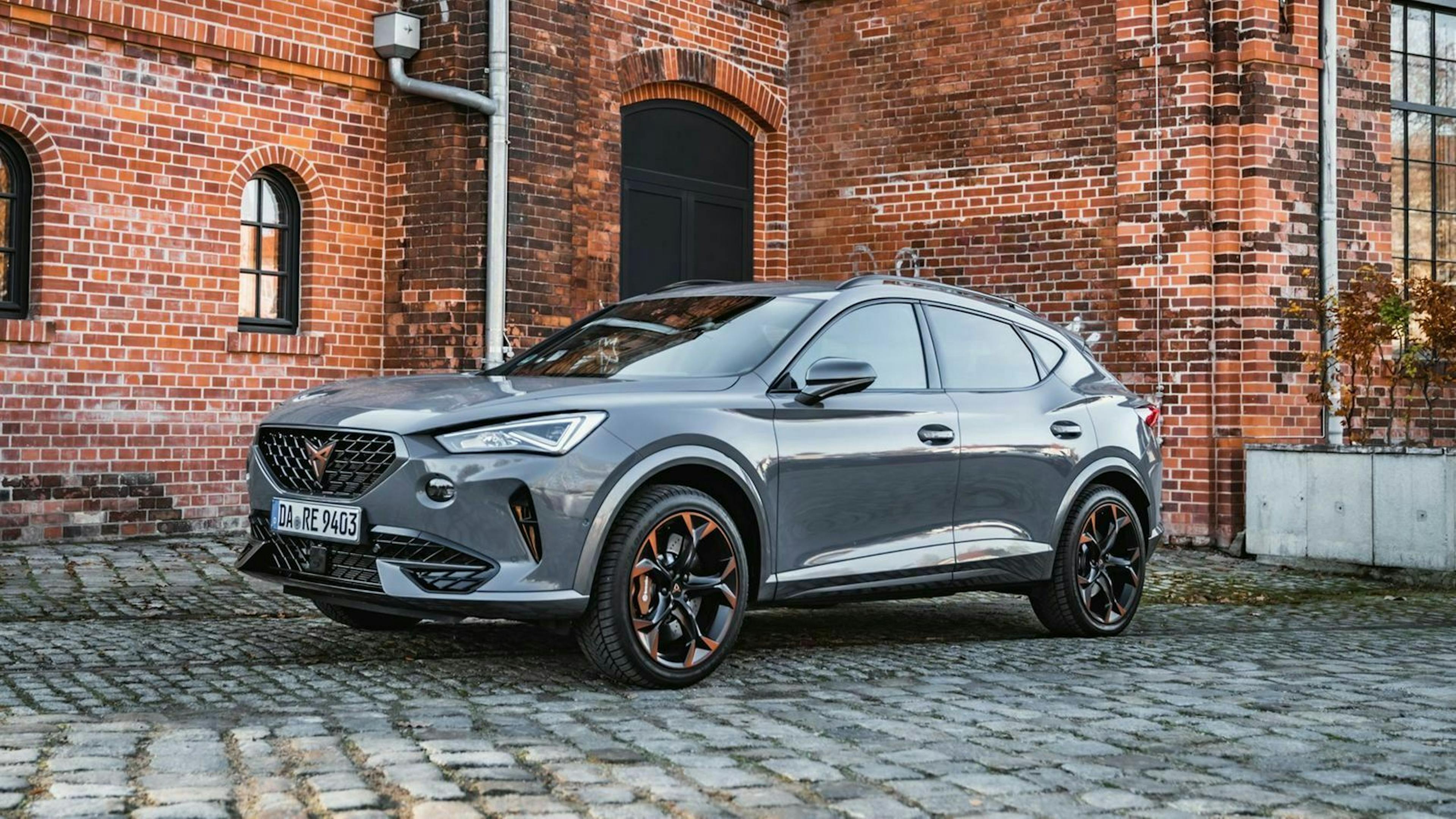 Zu sehen ist der Cupra Formentor von vorne