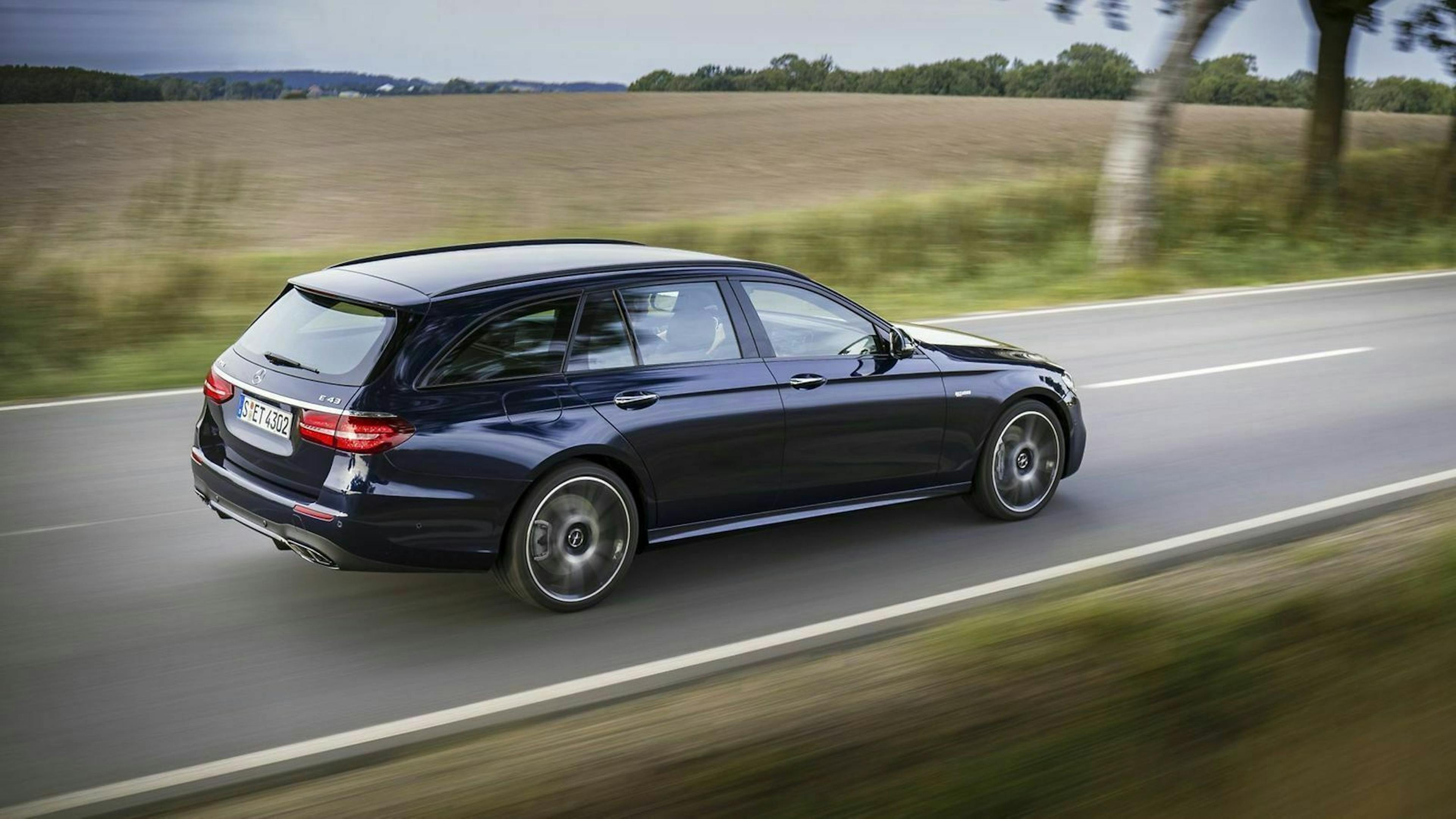 Zu sehen ist die Mercedes E-Klasse als Kombi Modell (T-Modell) in seitlicher Position, fahrend